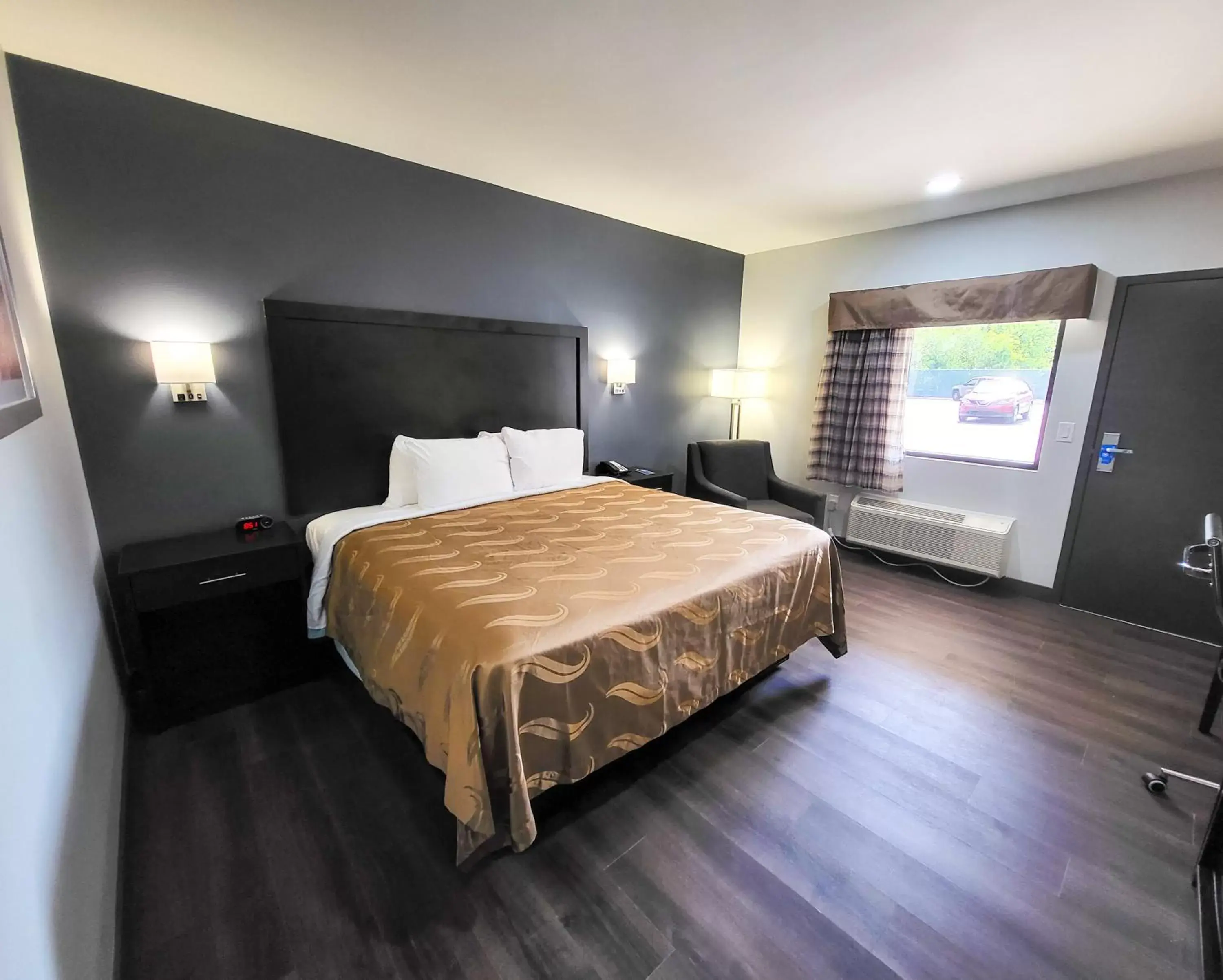 Standard King Room - Non-Smoking in Rodeway Inn Norfolk Standard King Room - Non-Smoking in Rodeway Inn Norfolk