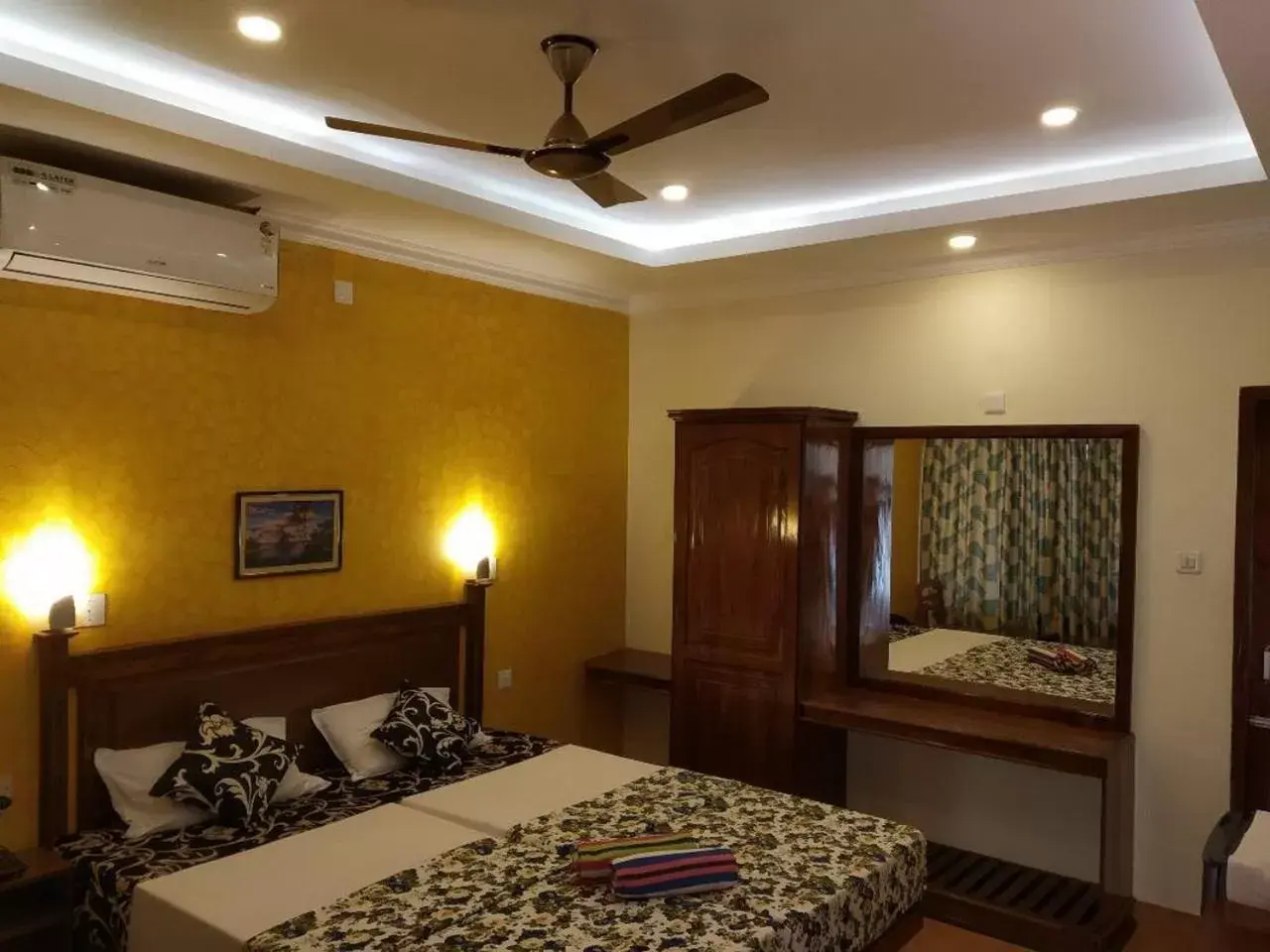 Deluxe Double Room in Hotel Thushara Deluxe Double Room in Hotel Thushara