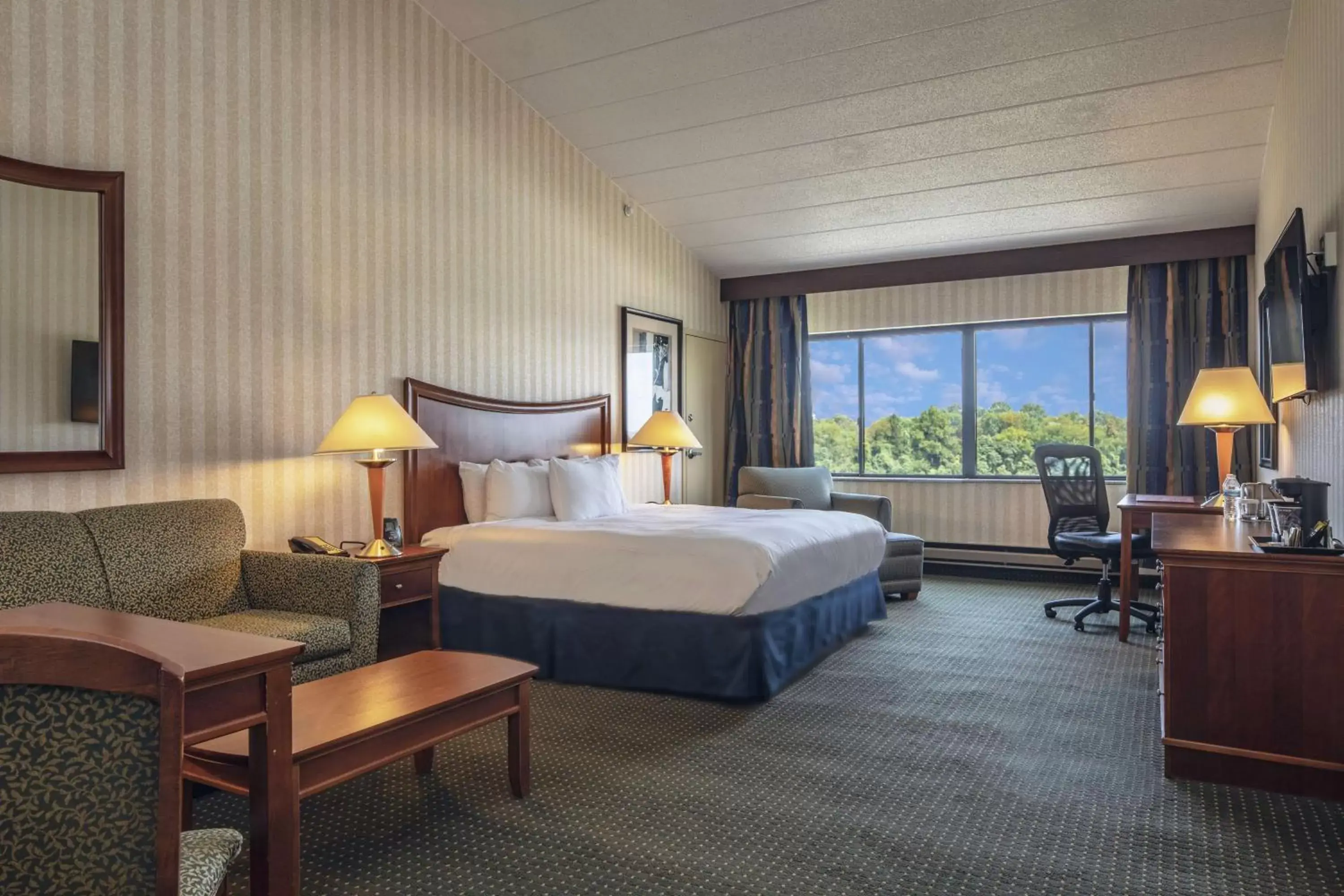 King Room Hearing Accessible Non-Smoking in DoubleTree by Hilton Pittsburgh Monroeville Convention Center King Room Hearing Accessible Non-Smoking in DoubleTree by Hilton Pittsburgh Monroeville Convention Center