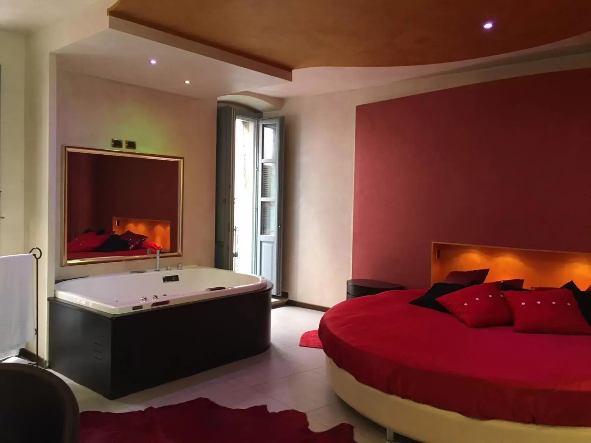 Deluxe Suite with Spa Bath in Alessi Hotel Trattoria Deluxe Suite with Spa Bath in Alessi Hotel Trattoria