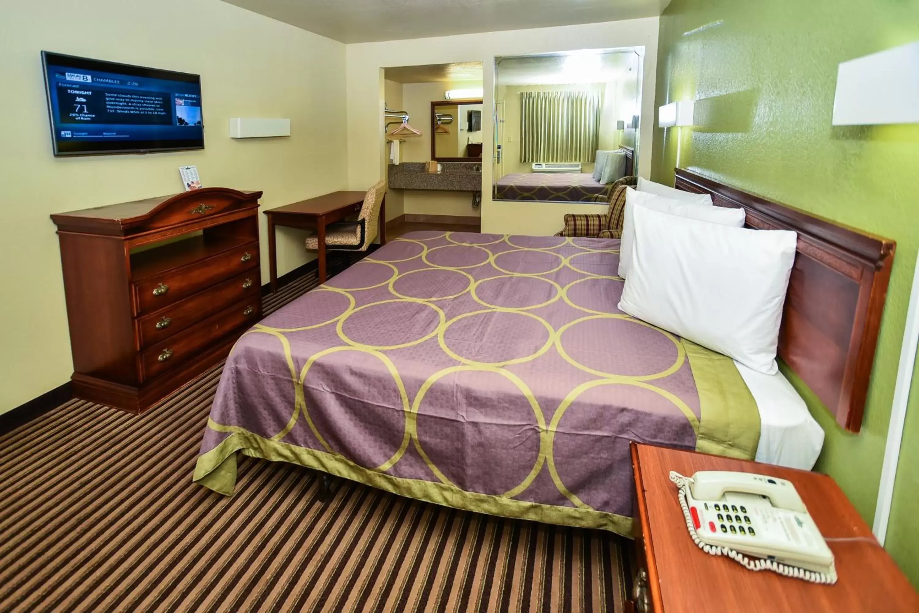 King Room Non-Smoking in Masters Inn Tucker King Room Non-Smoking in Masters Inn Tucker