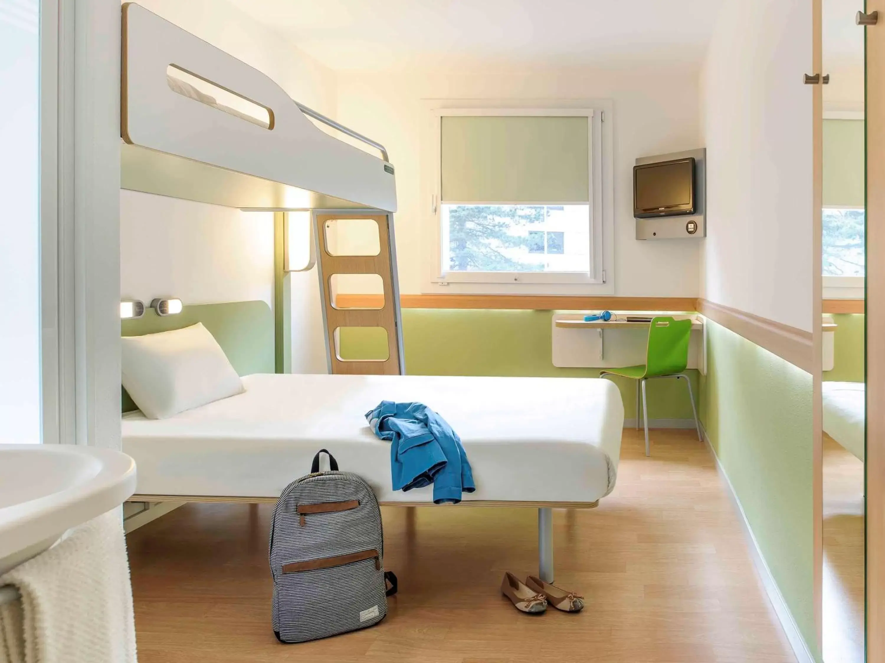Triple Room with One Double Bed and One Bunk Bed in ibis budget Dijon Saint Apollinaire Triple Room with One Double Bed and One Bunk Bed in ibis budget Dijon Saint Apollinaire