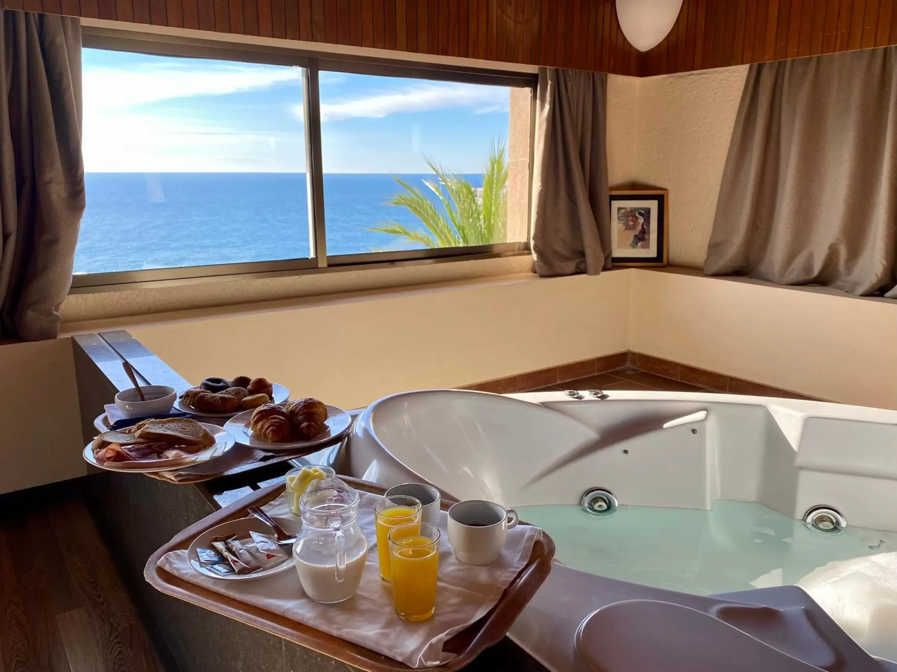 Suite with Sea View in Hotel Roger de Flor by Seleqtta Suite with Sea View in Hotel Roger de Flor by Seleqtta