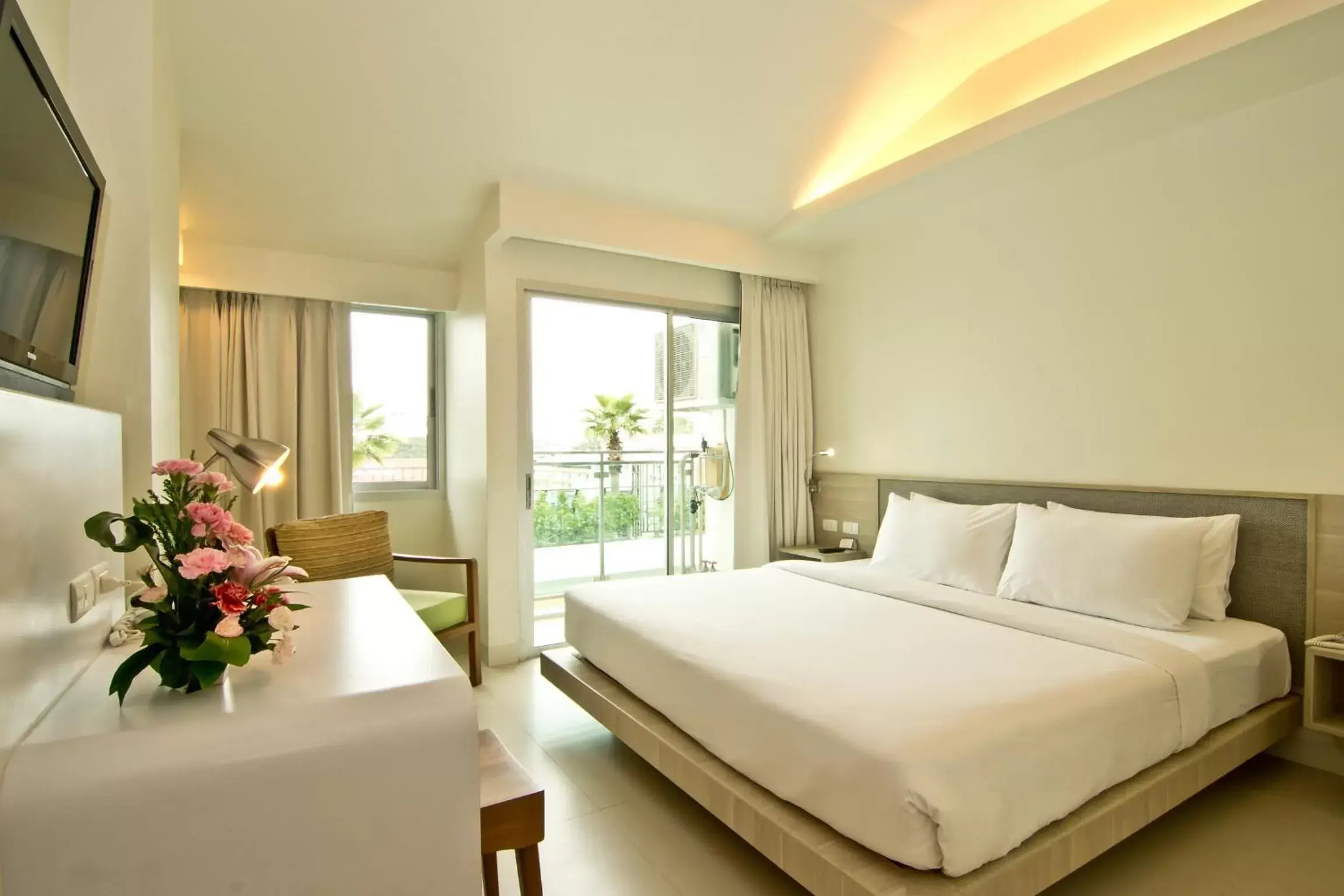 Deluxe Double or Twin Room with Pool View in Sunshine Hotel & Residences Deluxe Double or Twin Room with Pool View in Sunshine Hotel & Residences