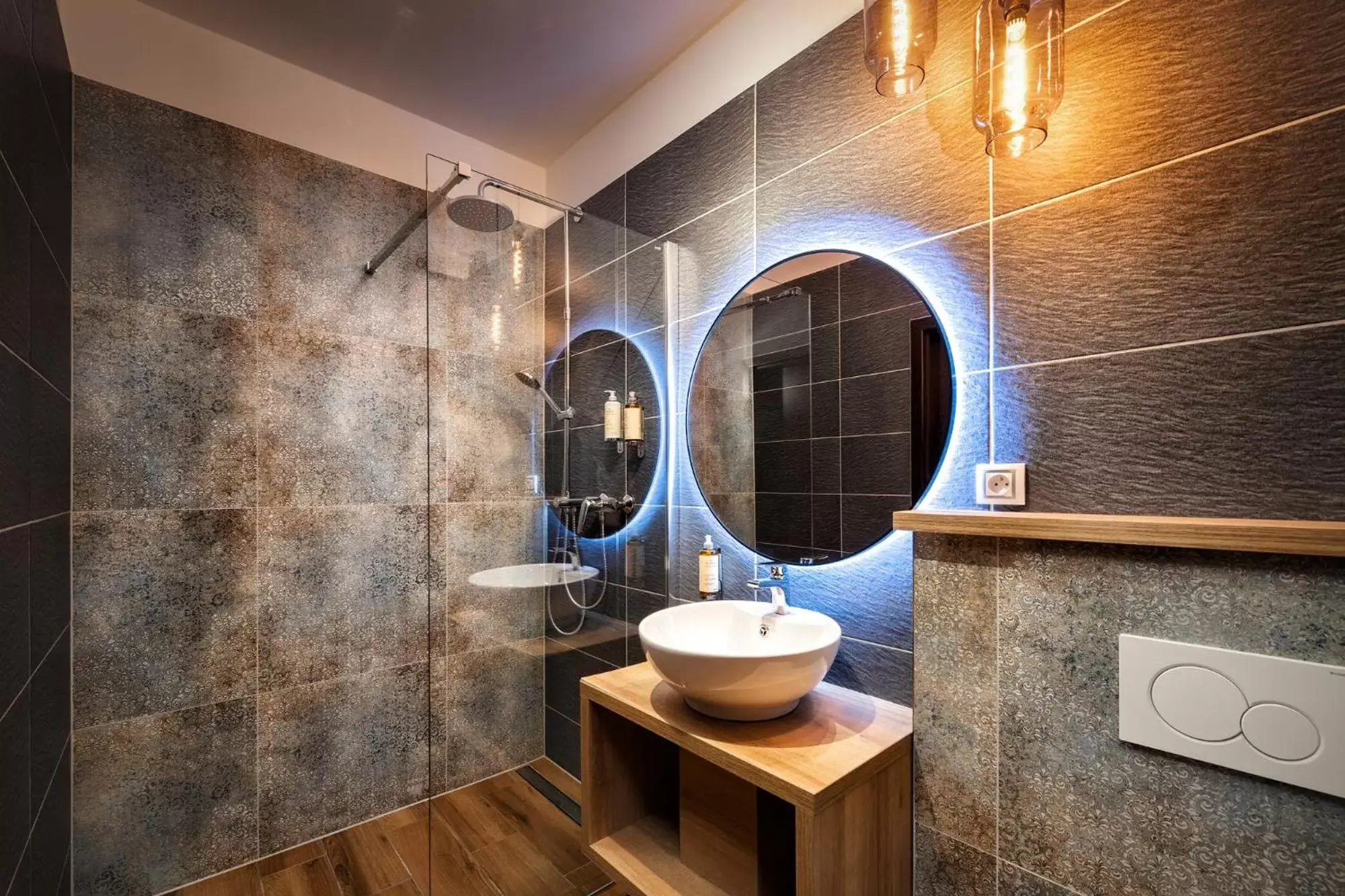 Deluxe Double Room with Shower in Wine & Wellness hotel Besední dům Deluxe Double Room with Shower in Wine & Wellness hotel Besední dům