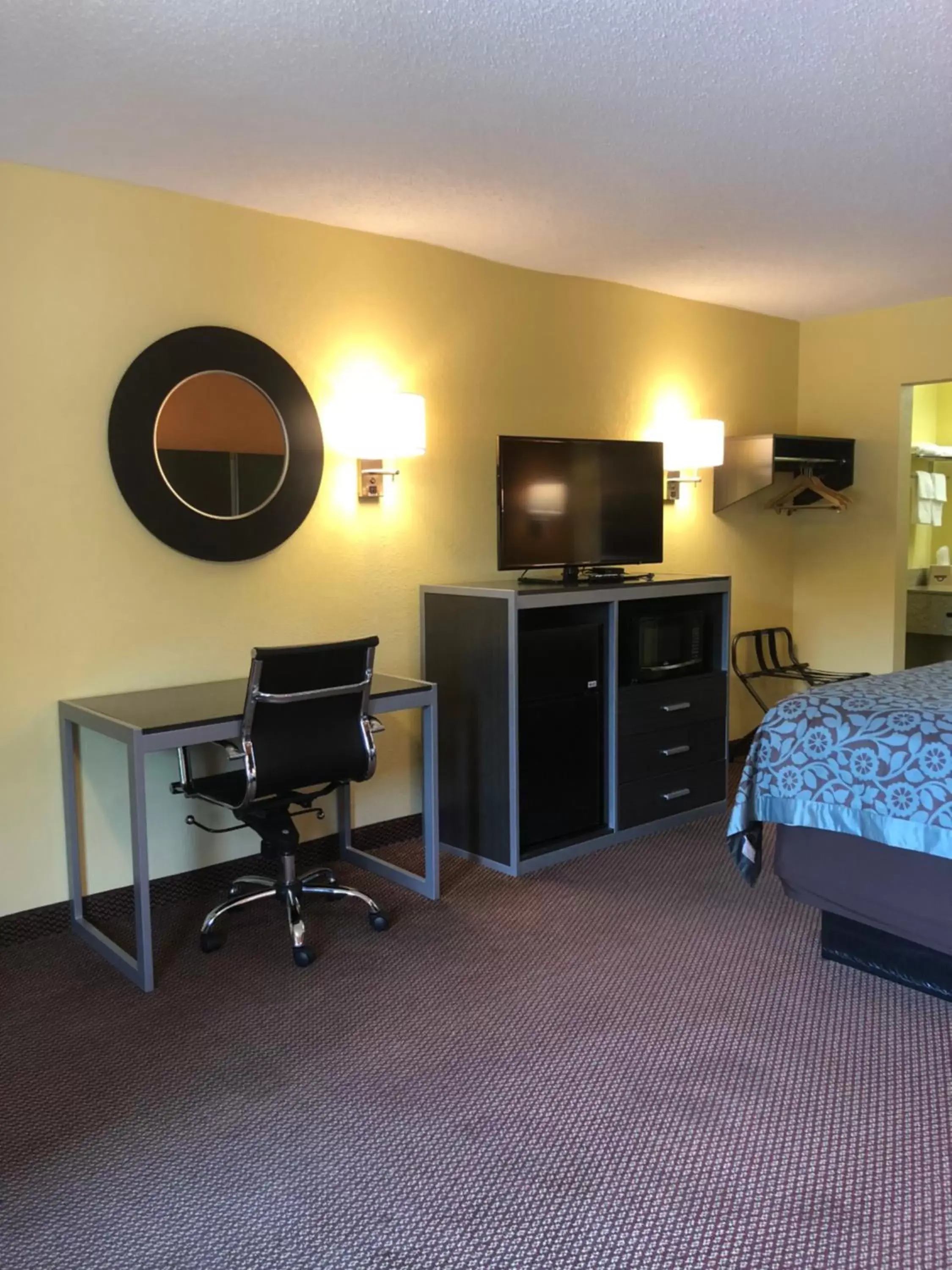 King Room -Smoking in Days Inn by Wyndham Childersburg King Room -Smoking in Days Inn by Wyndham Childersburg