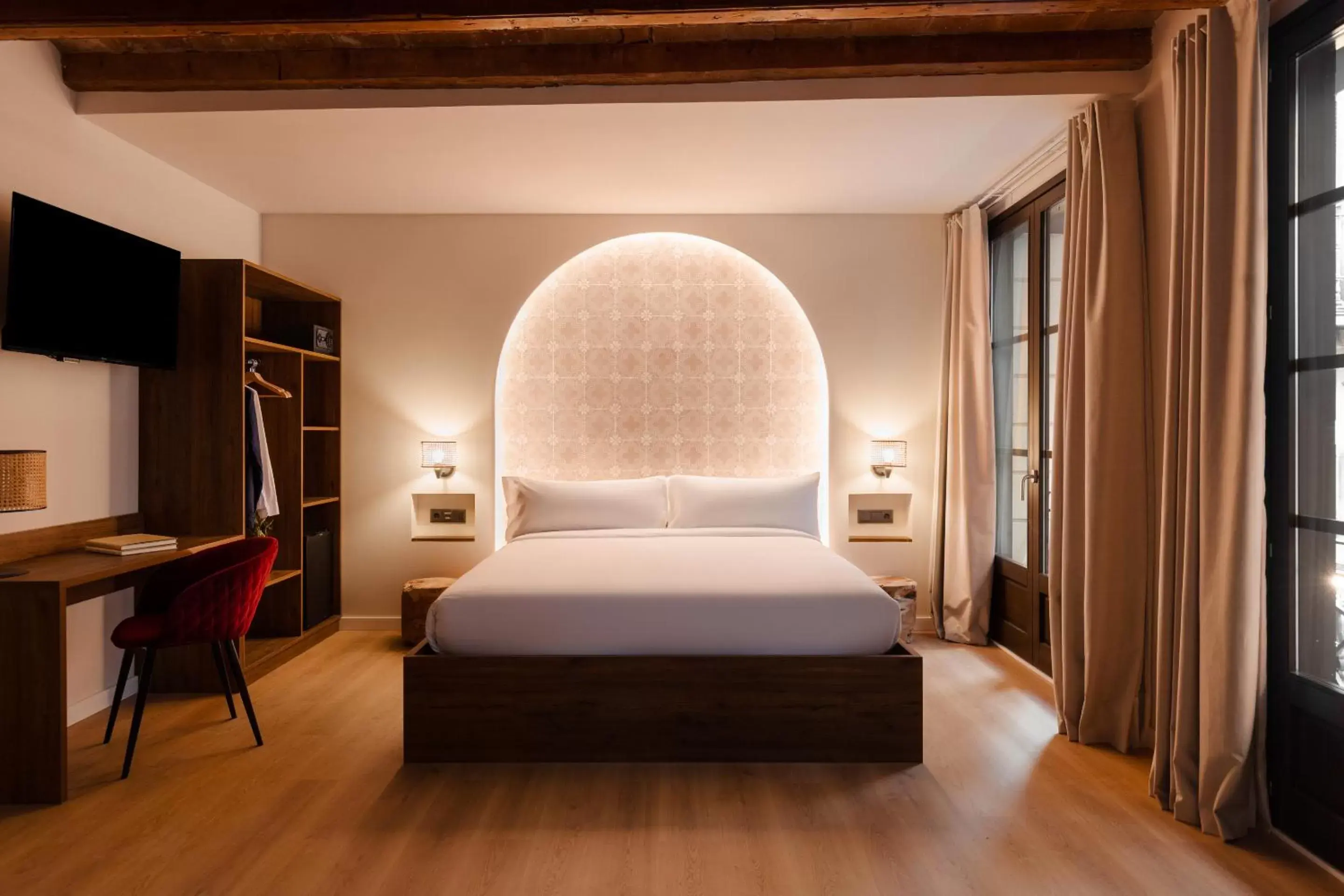 Superior King Room in Los Arcos Hotel Gothic Quarter, Sonder by Marriott Bonvoy Superior King Room in Los Arcos Hotel Gothic Quarter, Sonder by Marriott Bonvoy