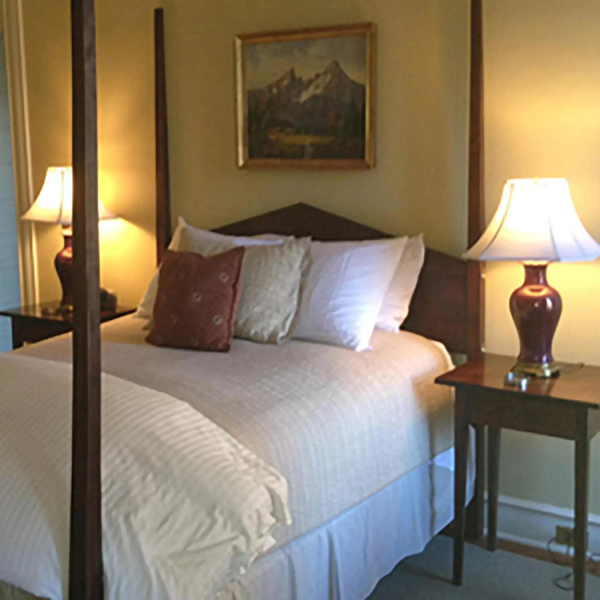 Deluxe Queen Room- Walk Up in Morgan State House Inn Deluxe Queen Room- Walk Up in Morgan State House Inn