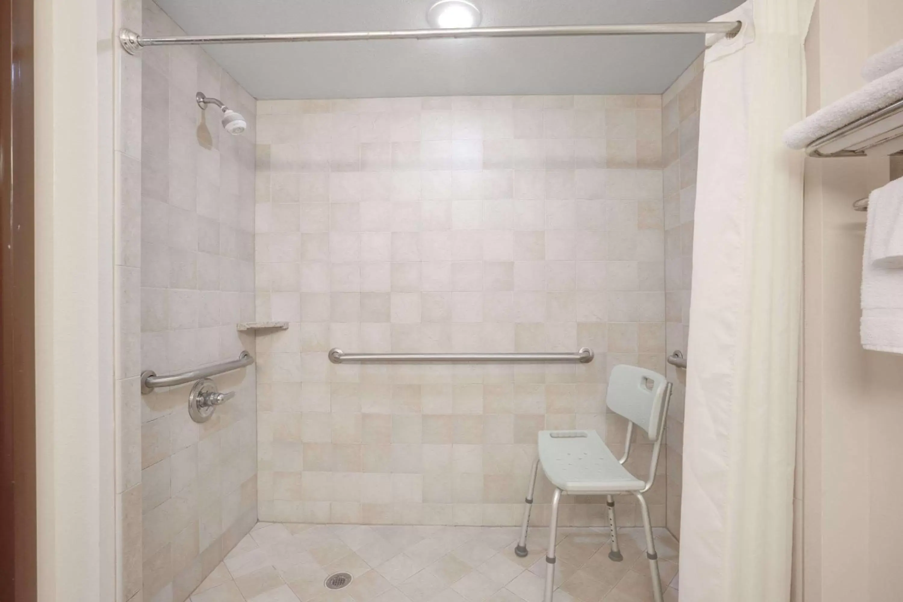 Queen Room Disability Access, Non-Smoking in Econo Lodge Mt Hope - Beckley Queen Room Disability Access, Non-Smoking in Econo Lodge Mt Hope - Beckley