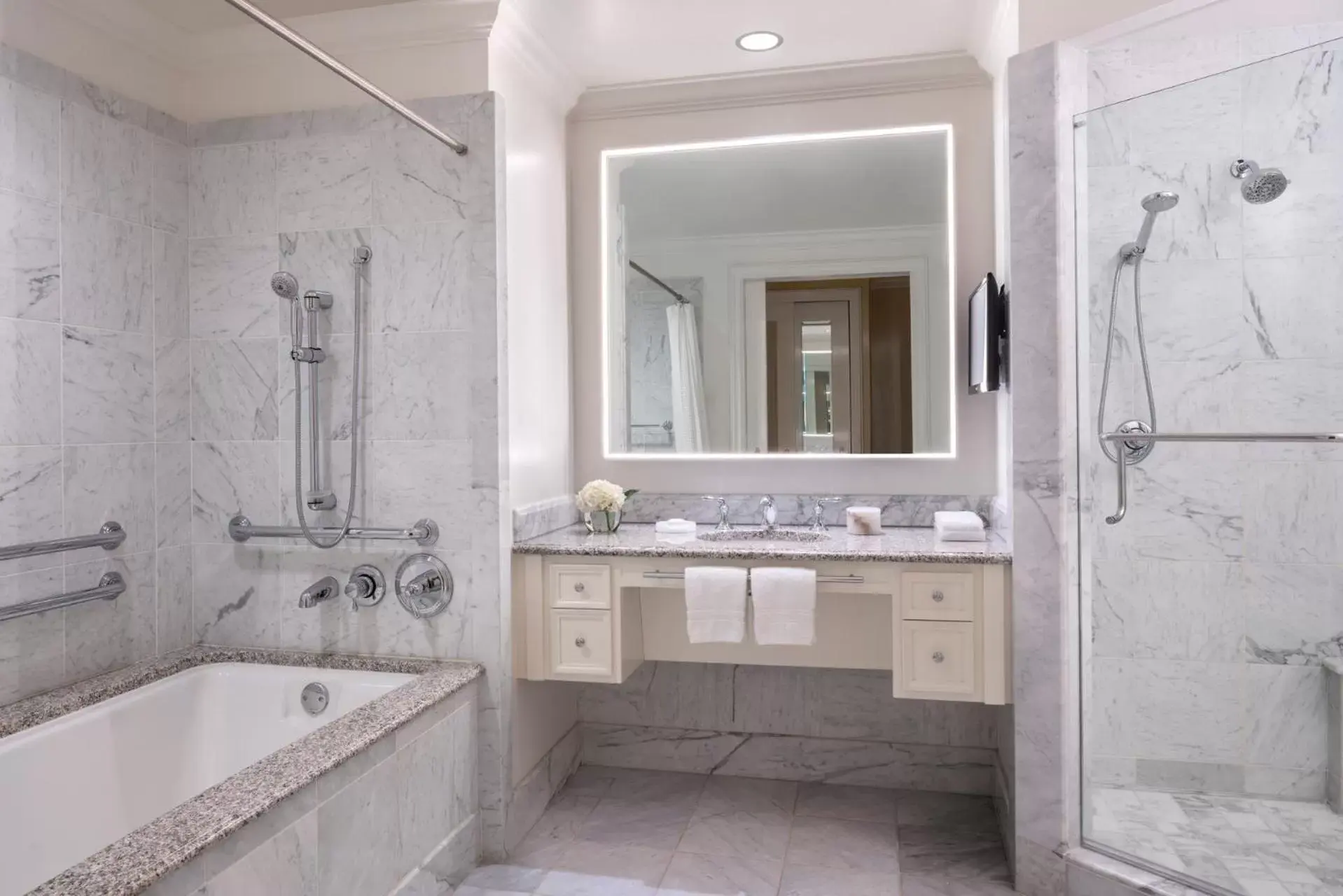 Deluxe King Room - Disability Access in Four Seasons Hotel Westlake Village Deluxe King Room - Disability Access in Four Seasons Hotel Westlake Village