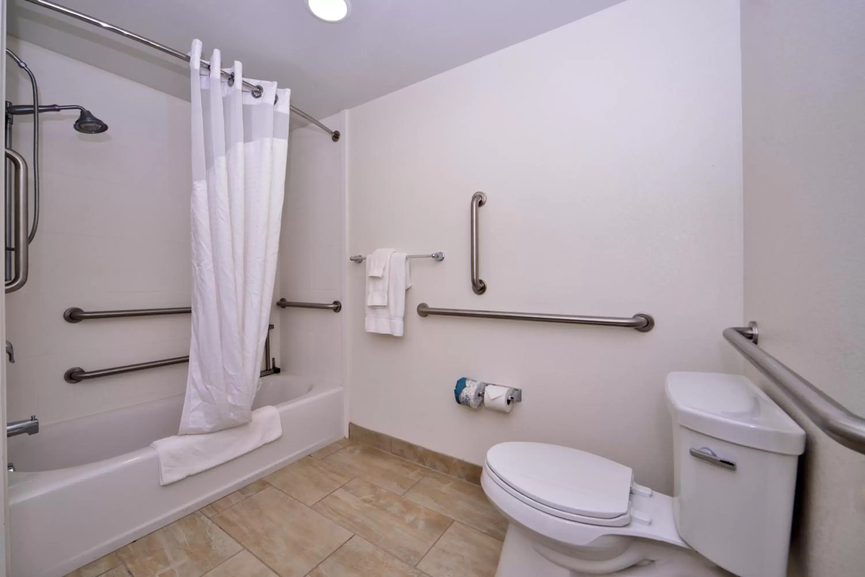 Standard Queen Room with Two Queen Beds and Mobility Accessible Tub in Holiday Inn Express & Suites Page - Lake Powell Area by IHG Standard Queen Room with Two Queen Beds and Mobility Accessible Tub in Holiday Inn Express & Suites Page - Lake Powell Area by IHG