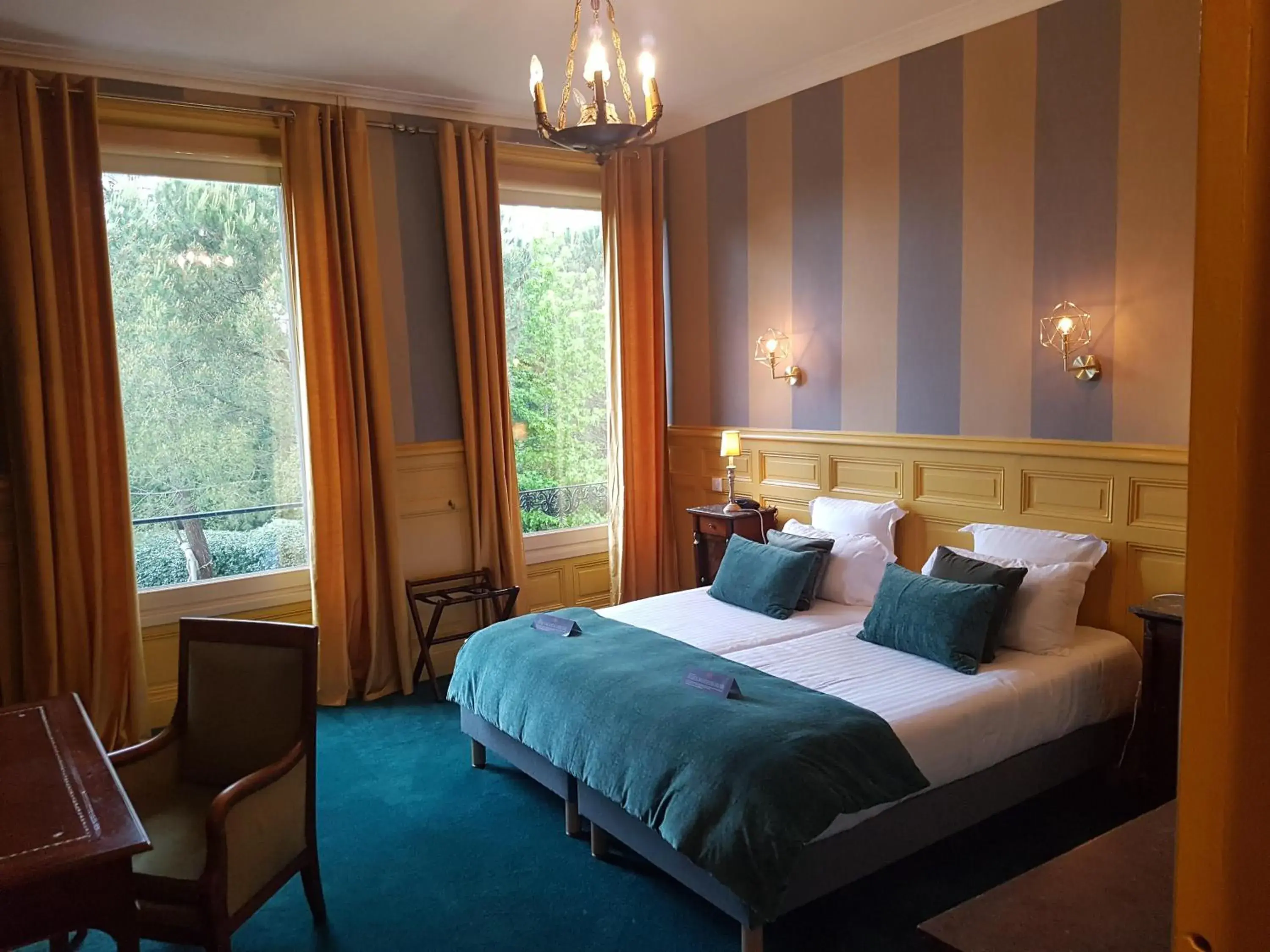 Superior Twin Room in Hôtel The Originals Résidence de Rohan (EX RELAIS DU SILENCE) Superior Twin Room in Hôtel The Originals Résidence de Rohan (EX RELAIS DU SILENCE)