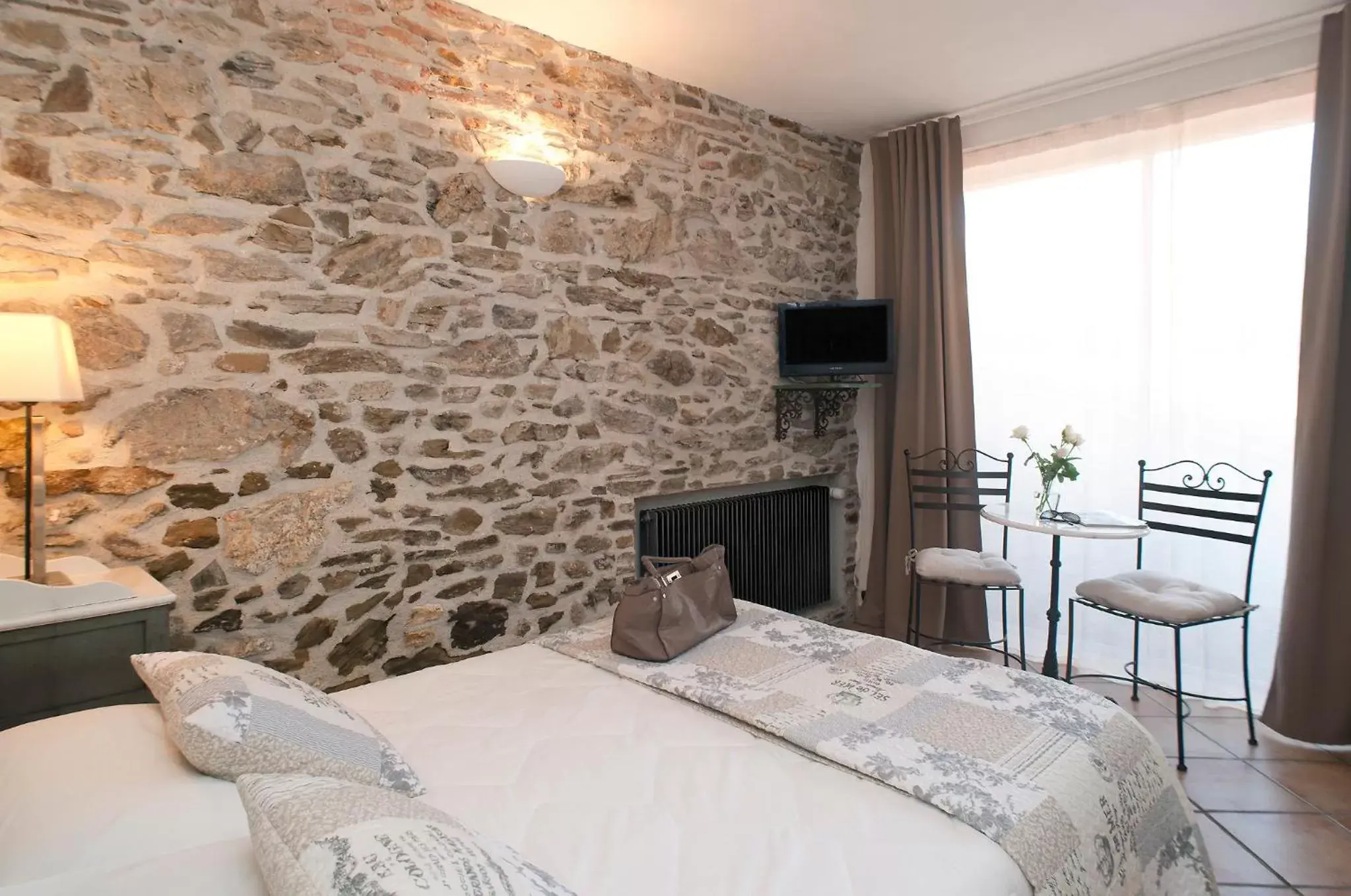 Superior Double Room with Shower and Terrace - Ground Floor in Hôtel la Bona Casa Superior Double Room with Shower and Terrace - Ground Floor in Hôtel la Bona Casa