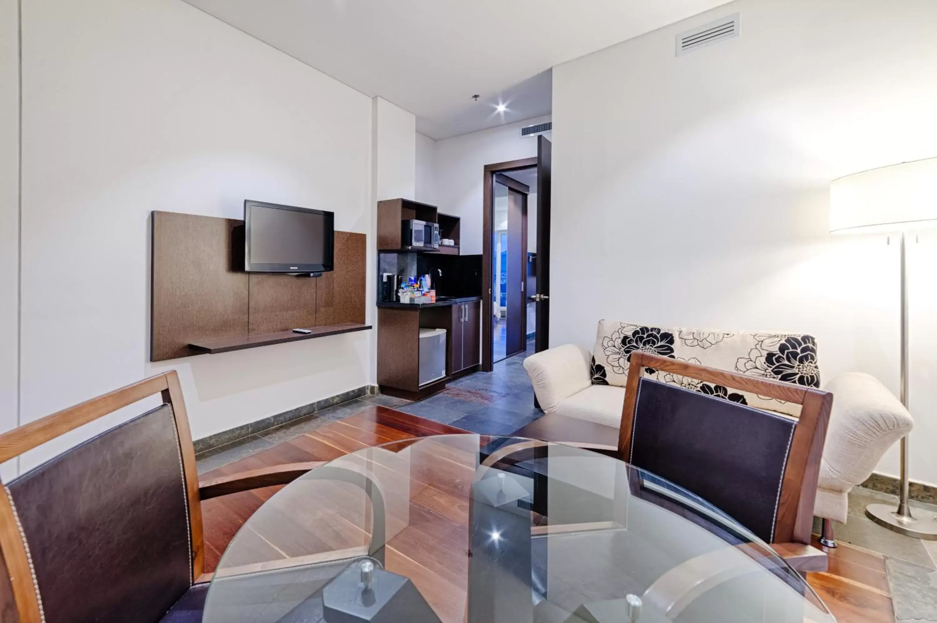 Luxury King Room with Balcony in Hotel Spiwak Chipichape Cali Luxury King Room with Balcony in Hotel Spiwak Chipichape Cali