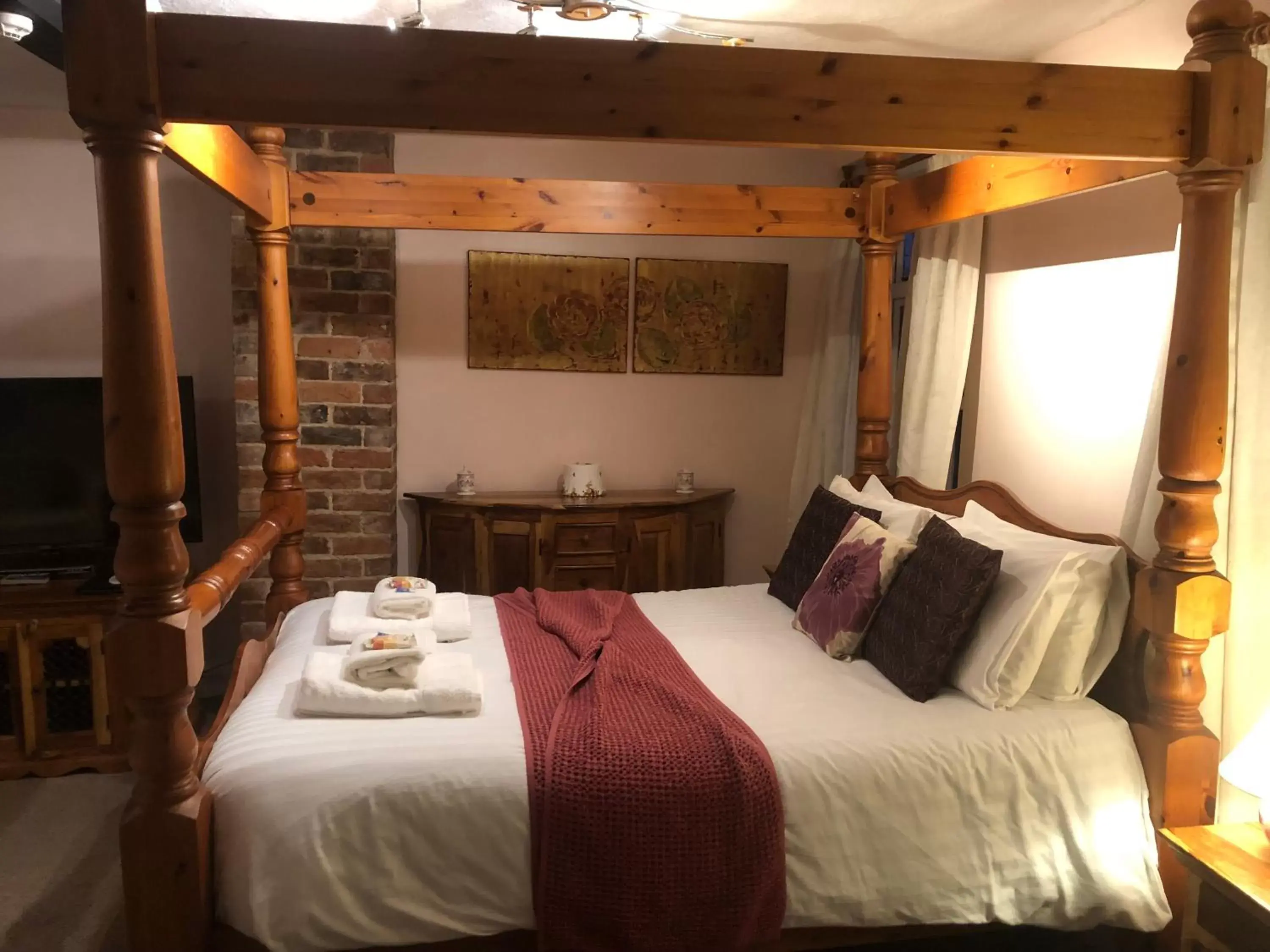 The Rose Room - Four Poster (Not Pet Friendly) in The Mug House Inn The Rose Room - Four Poster (Not Pet Friendly) in The Mug House Inn