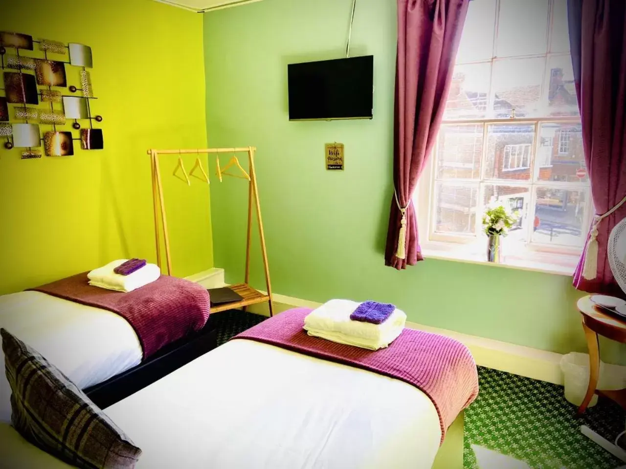 Large Twin Room in The Fleur De Lis Large Twin Room in The Fleur De Lis