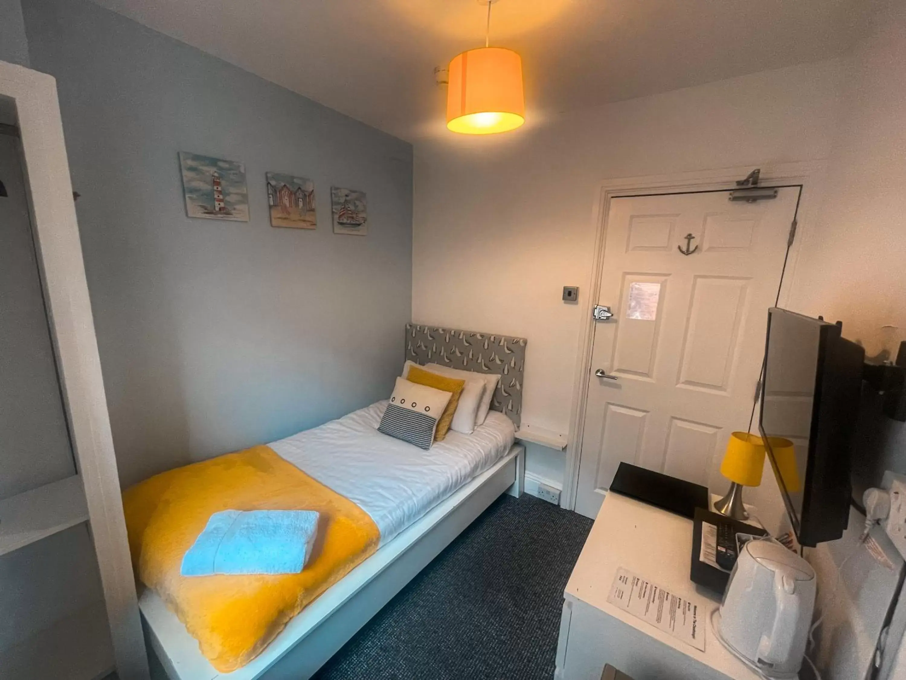 Standard Single Room with Shared Bathroom in The Chedburgh Standard Single Room with Shared Bathroom in The Chedburgh