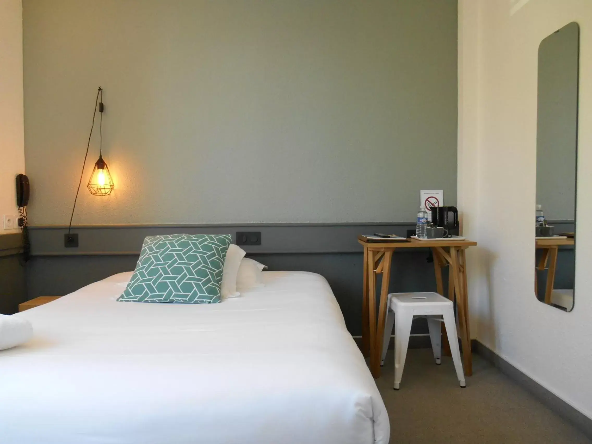 Single Room in Hotel de France Single Room in Hotel de France