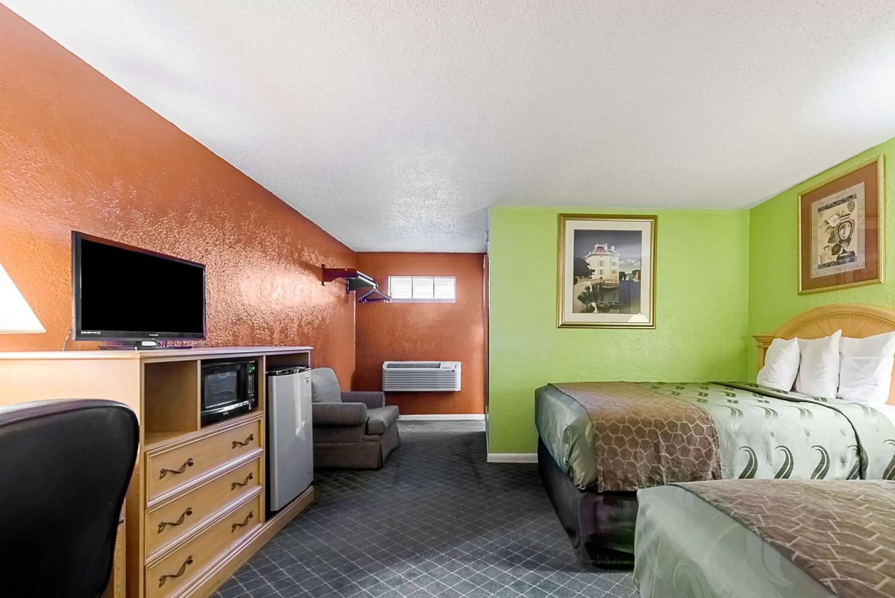 Queen Room with Two Queen Beds - Non-Smoking in Highway Inn Queen Room with Two Queen Beds - Non-Smoking in Highway Inn