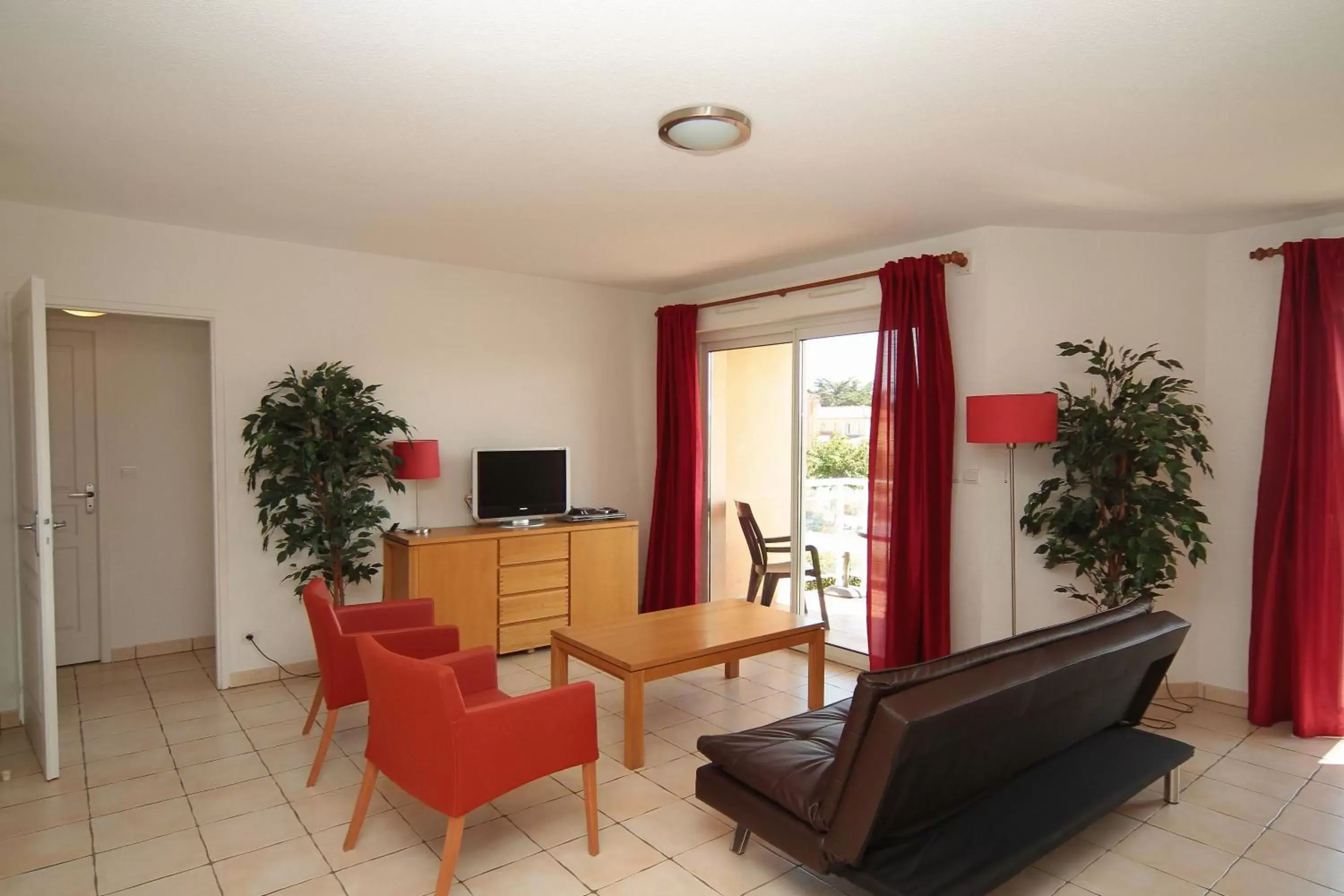 Three-Bedroom Apartment in Résidence La Pinède Three-Bedroom Apartment in Résidence La Pinède