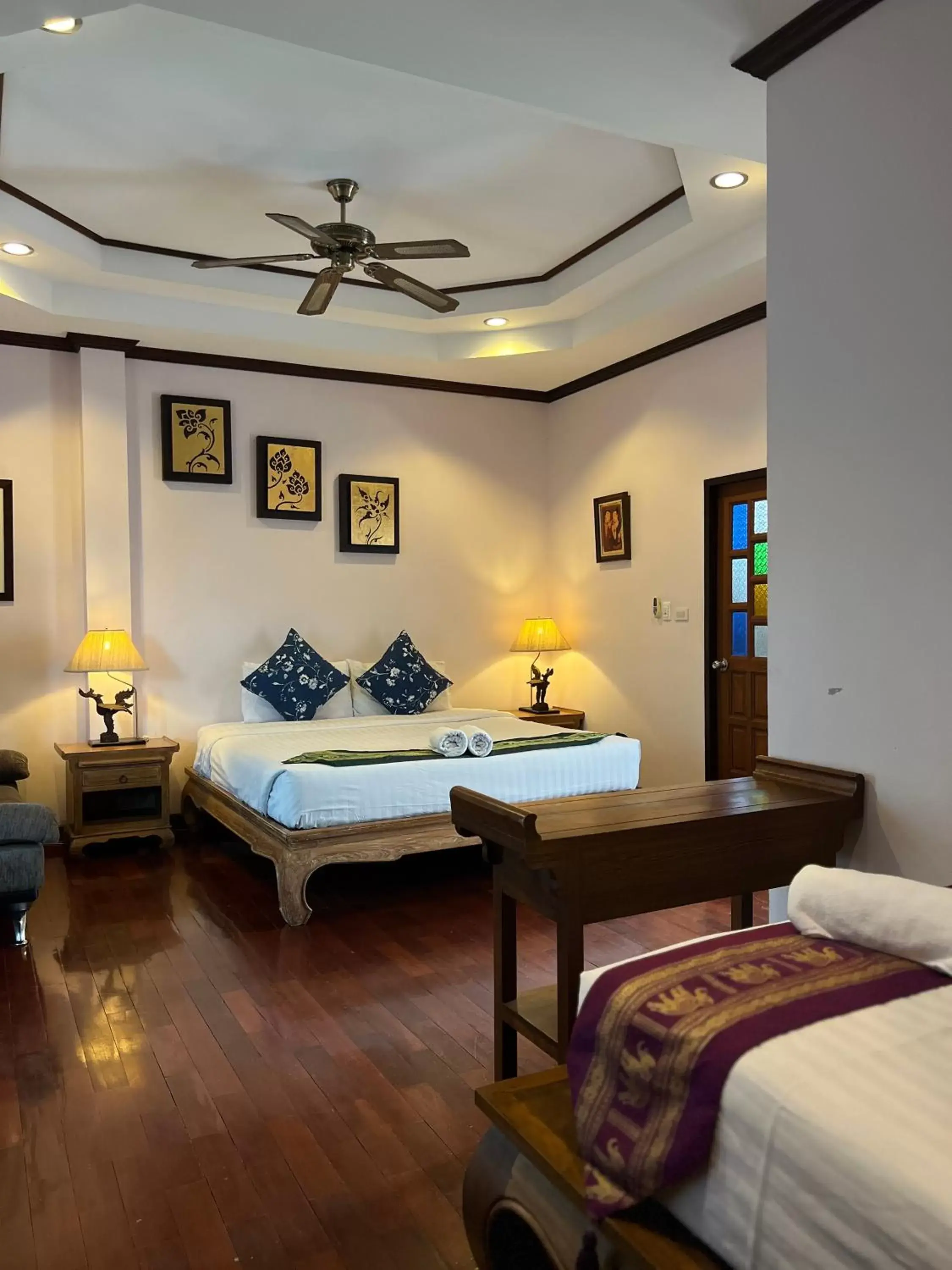 Family with Balcony in Pha Thai House Family with Balcony in Pha Thai House