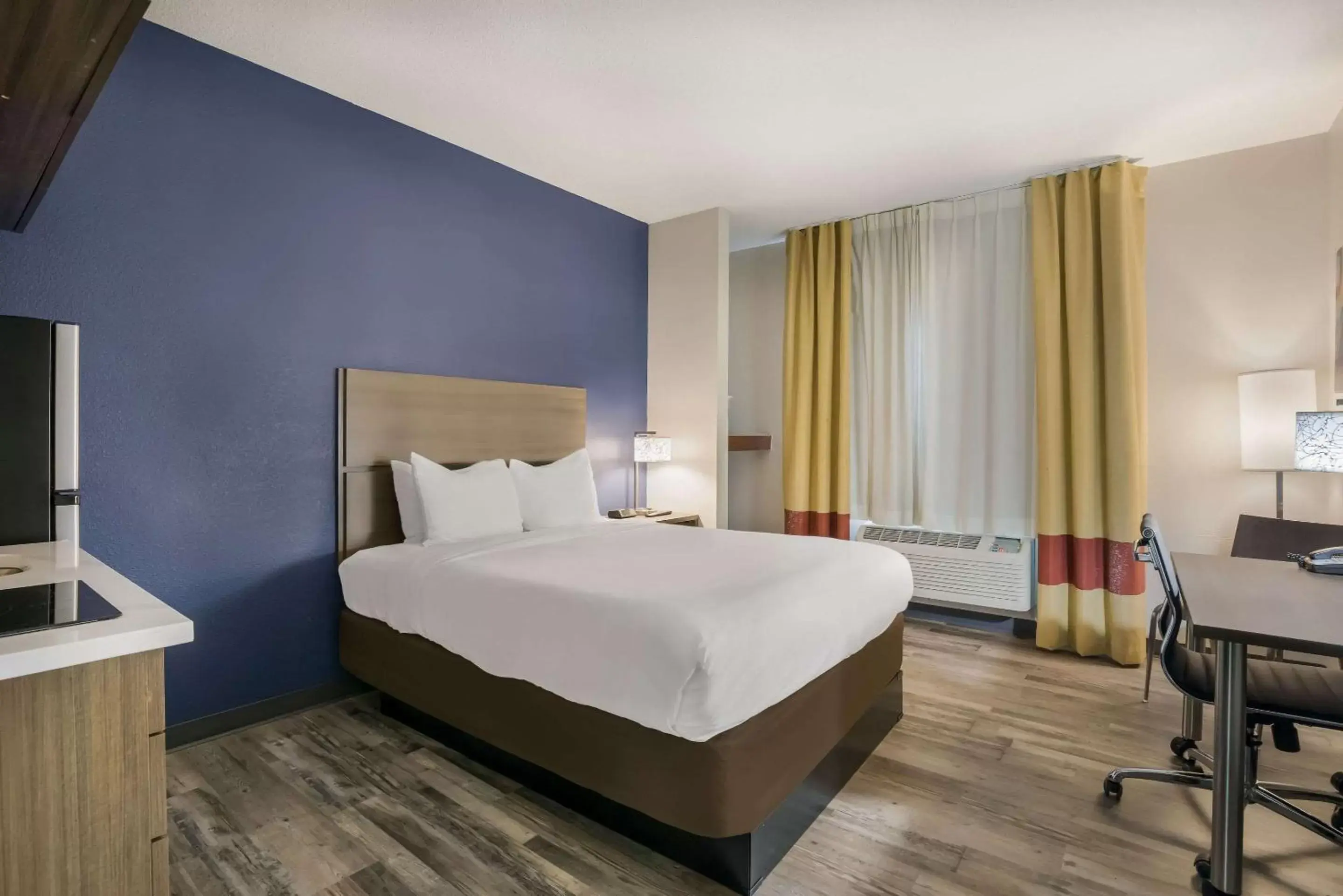 Queen Room - Accessible/Non Smoking in MainStay Suites Joliet I-80 Queen Room - Accessible/Non Smoking in MainStay Suites Joliet I-80