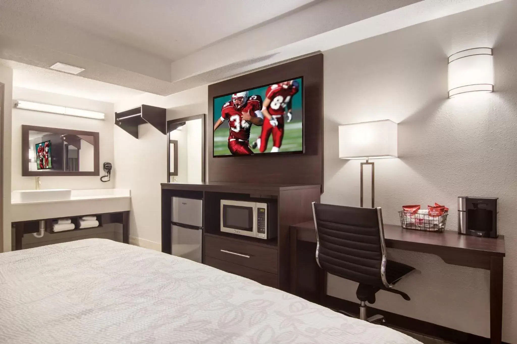 Superior King Room Smoke Free in Red Roof Inn PLUS & Suites Erie Superior King Room Smoke Free in Red Roof Inn PLUS & Suites Erie