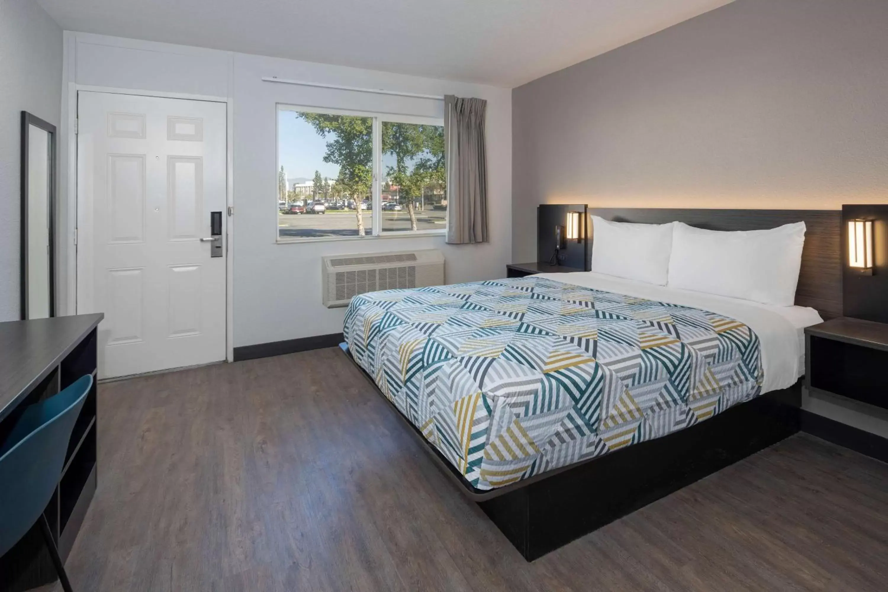 Deluxe Queen Room in Motel 6-Fontana, CA Deluxe Queen Room in Motel 6-Fontana, CA