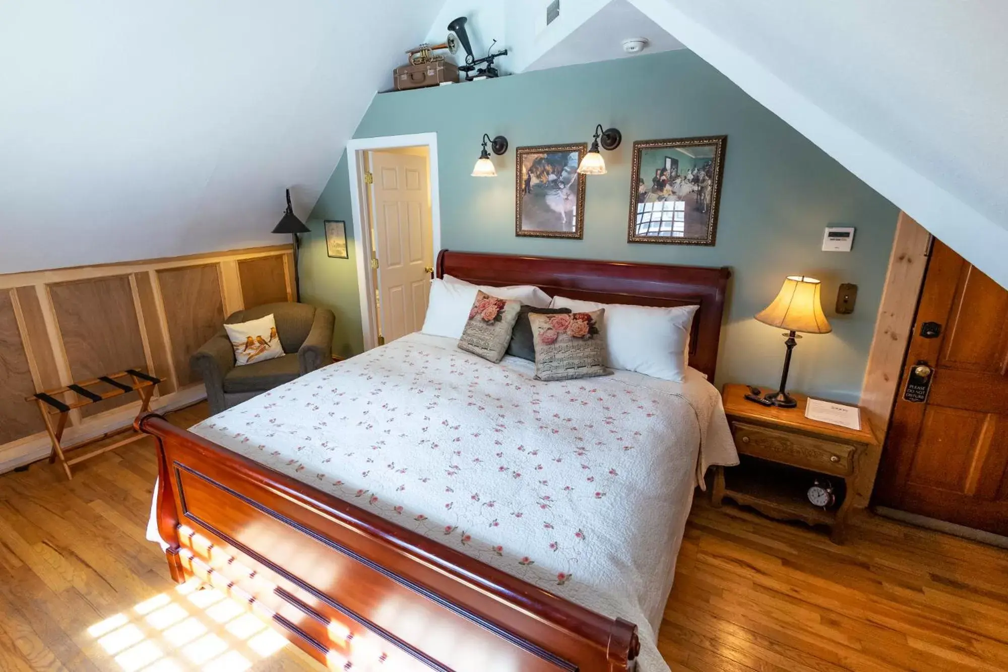 King Room in 1899 Inn King Room in 1899 Inn