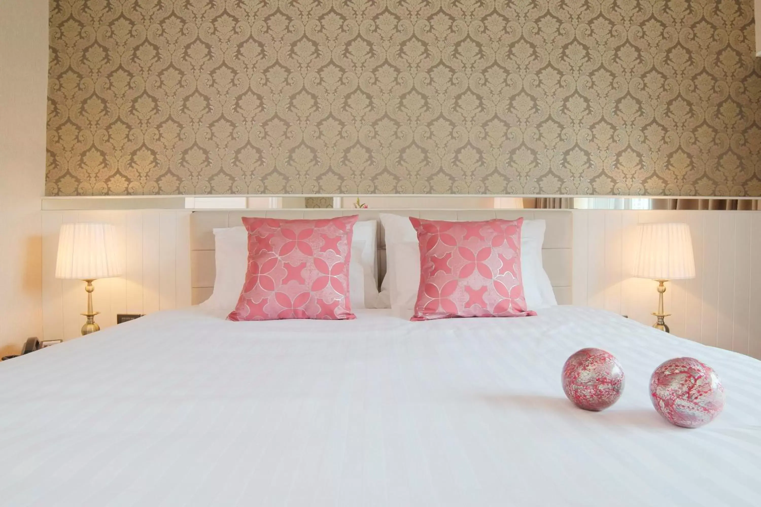 Superior King Room in The Raya Surawong Bangkok Superior King Room in The Raya Surawong Bangkok