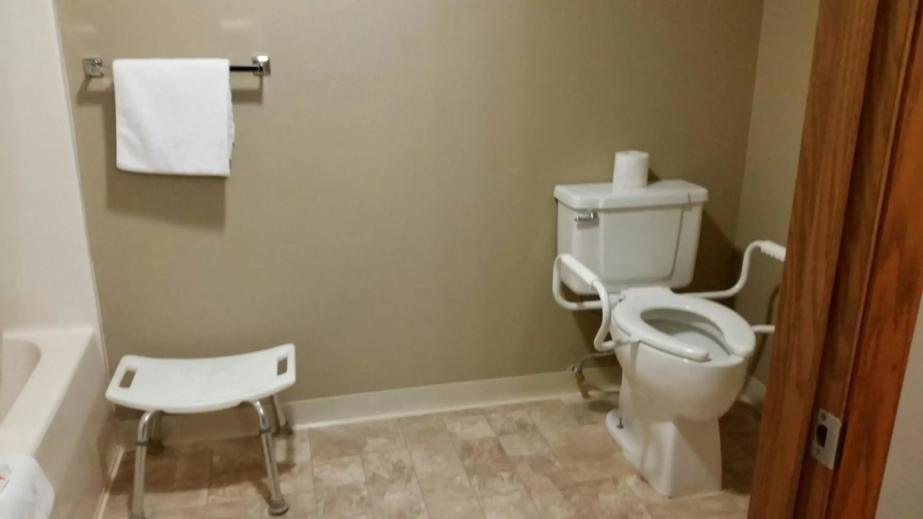 Queen Room - Disability Access/Non-Smoking in Super 8 by Wyndham Macomb Queen Room - Disability Access/Non-Smoking in Super 8 by Wyndham Macomb