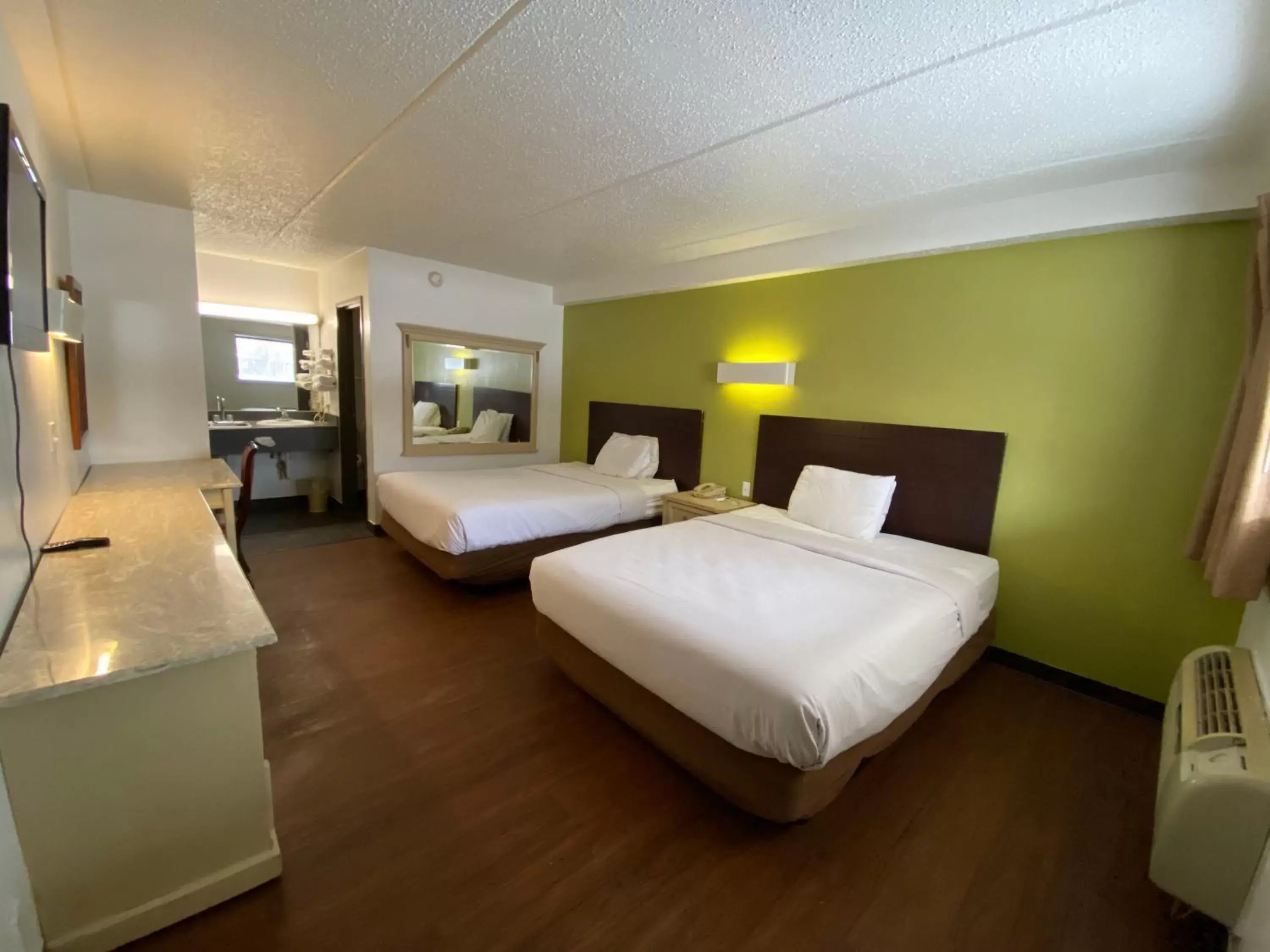 Standard Queen Room with Two Queen Beds - Non Smoking in Skylight Inn Willoughby - Cleveland Mentor Standard Queen Room with Two Queen Beds - Non Smoking in Skylight Inn Willoughby - Cleveland Mentor