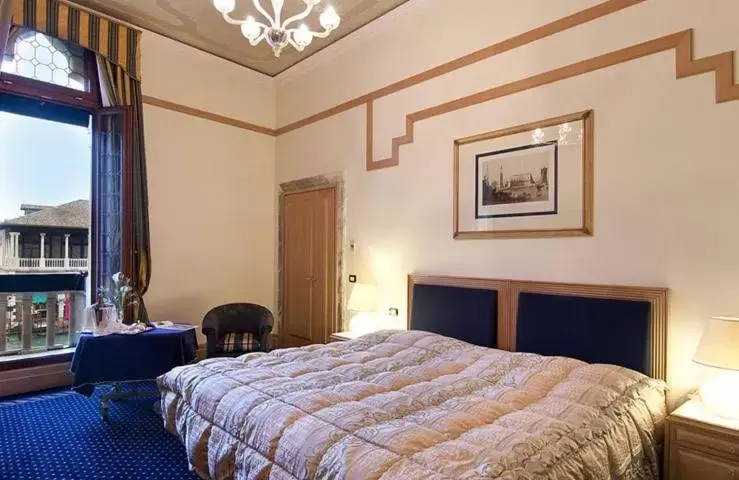 Deluxe Twin Room with Canal View in Foscari Palace Deluxe Twin Room with Canal View in Foscari Palace