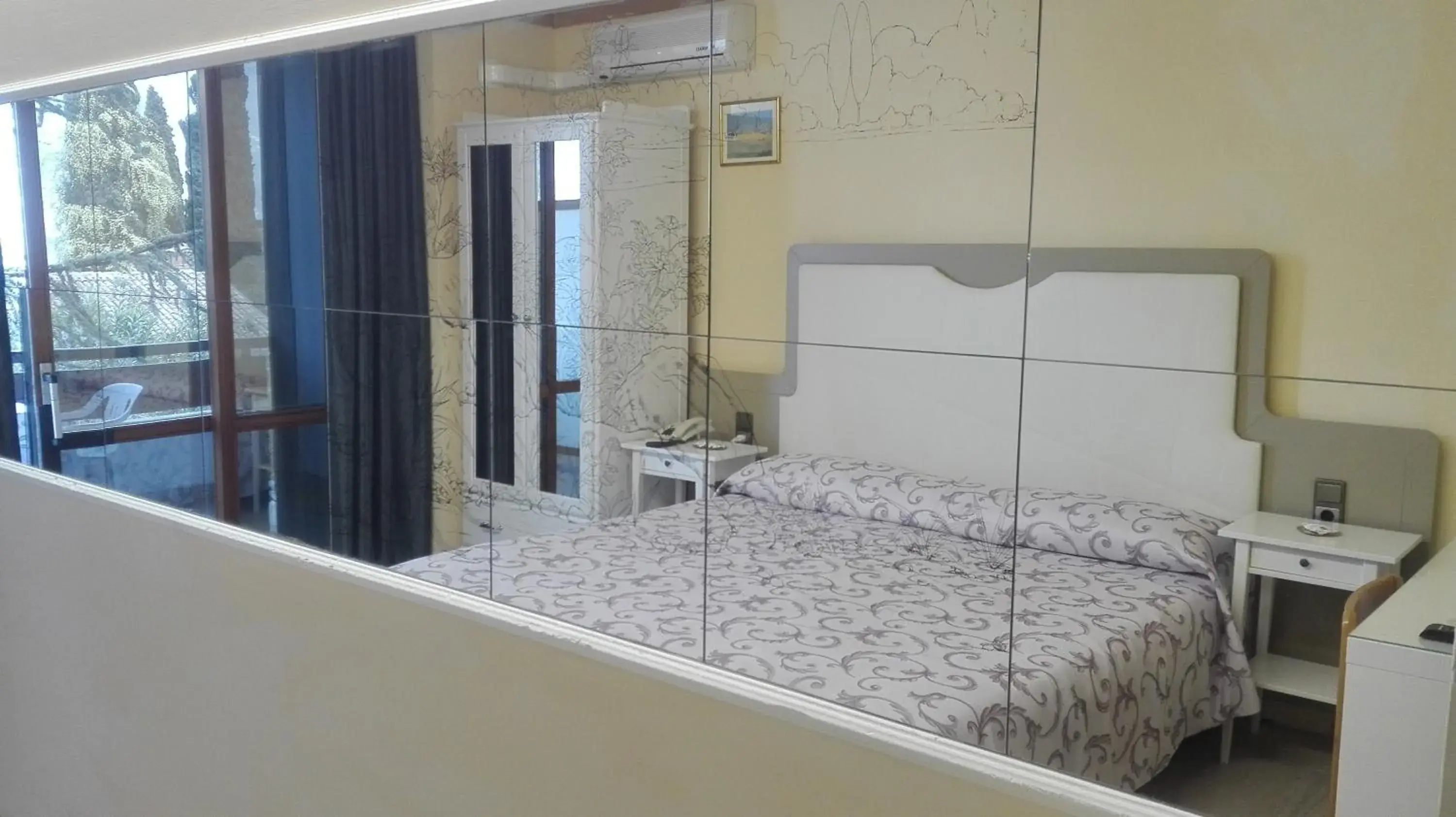 Double or Twin Room with Lake View in Hotel Laura Christina Double or Twin Room with Lake View in Hotel Laura Christina