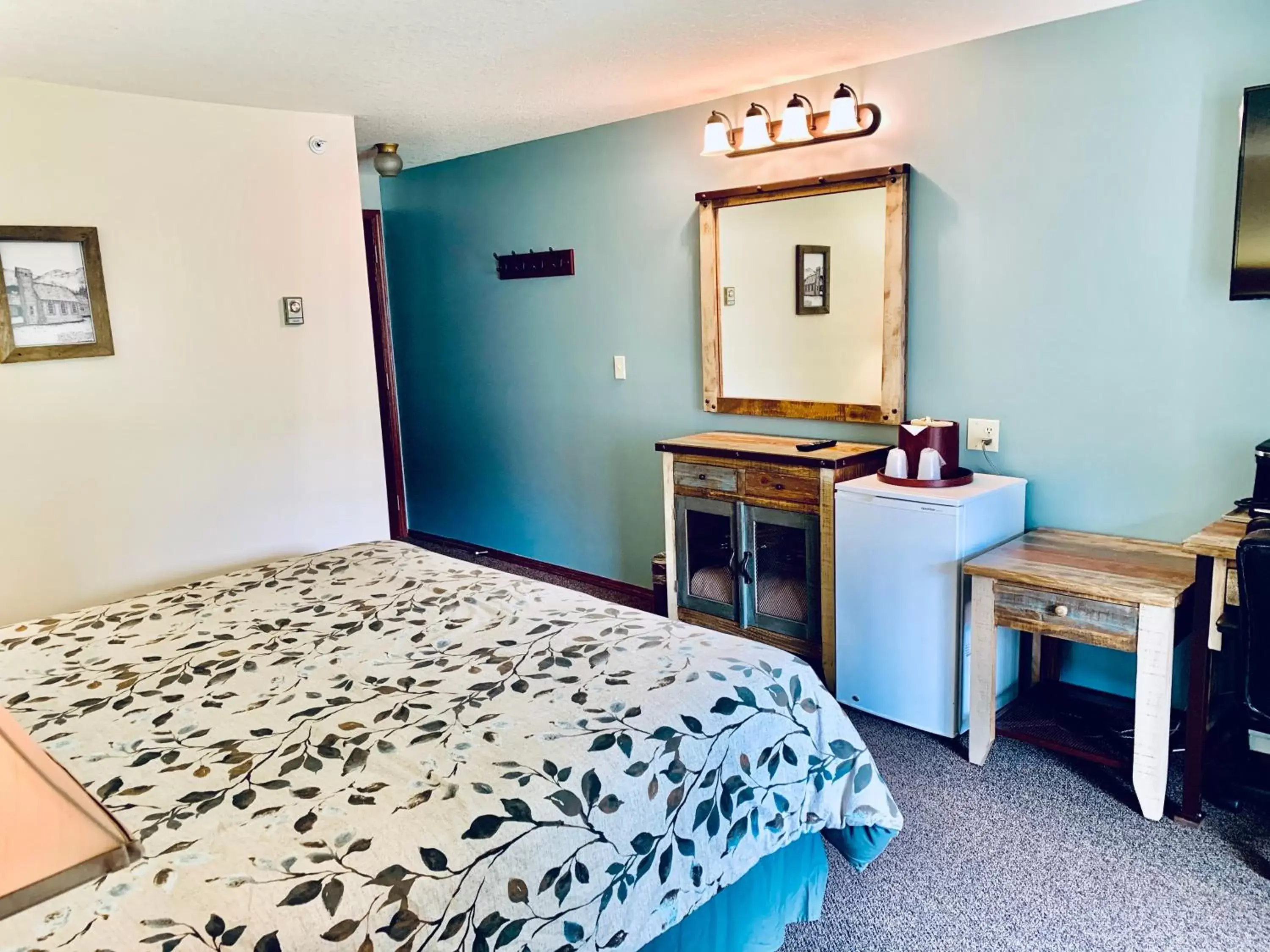 Standard Queen Room in Three Valley Lake Chateau Standard Queen Room in Three Valley Lake Chateau