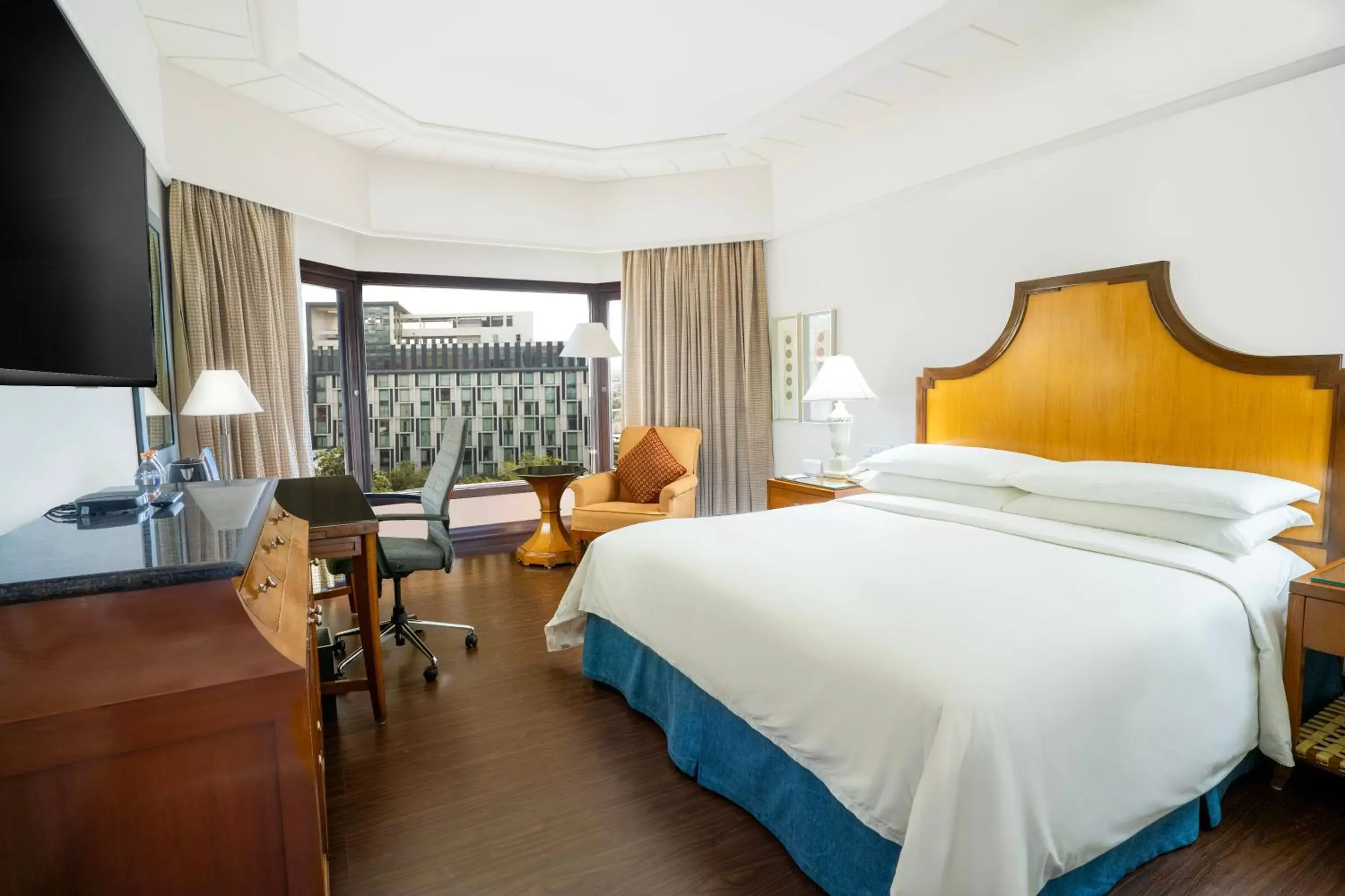 Executive Deluxe King with Bathtub & Lounge Access - single occupancy in Hyderabad Marriott Hotel & Convention Centre Executive Deluxe King with Bathtub & Lounge Access - single occupancy in Hyderabad Marriott Hotel & Convention Centre