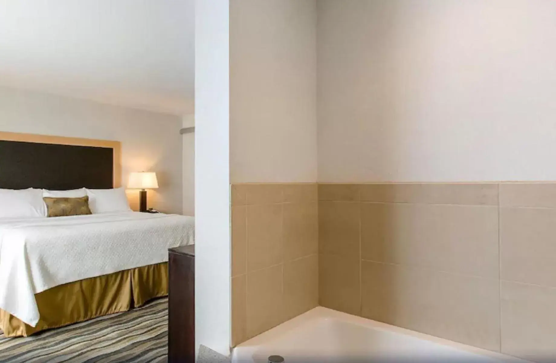 1 King Bed, Superior Hot Tub Suite, Non-Smoking in Wyndham Avon 1 King Bed, Superior Hot Tub Suite, Non-Smoking in Wyndham Avon