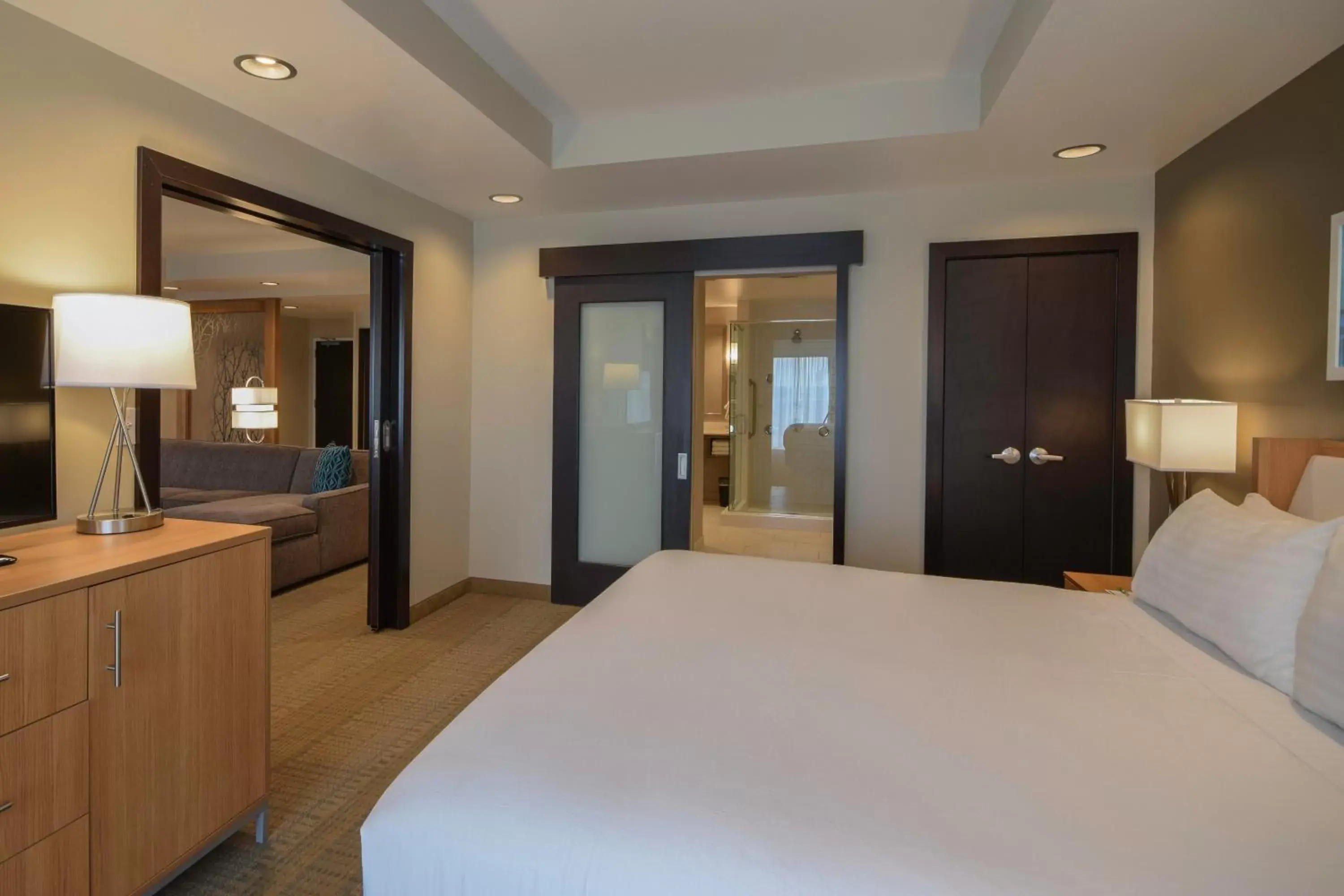 Deluxe King Room - Hearing Accessible with Bath Tub/Non-Smoking in Holiday Inn Cincinnati North West Chester, an IHG Hotel Deluxe King Room - Hearing Accessible with Bath Tub/Non-Smoking in Holiday Inn Cincinnati North West Chester, an IHG Hotel