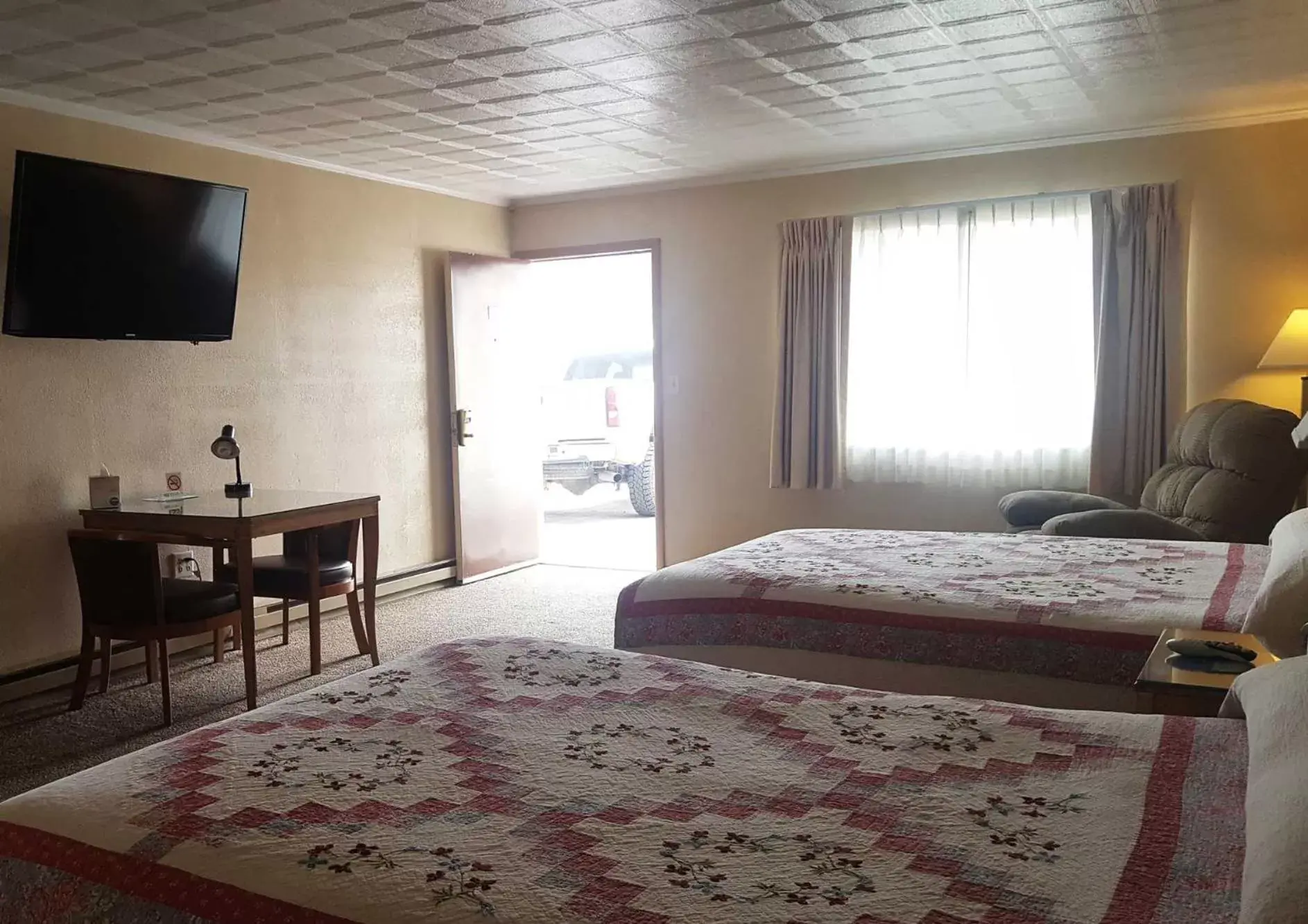 Two Queen Bed Mini Suite in Bristlecone Motel Two Queen Bed Mini Suite in Bristlecone Motel