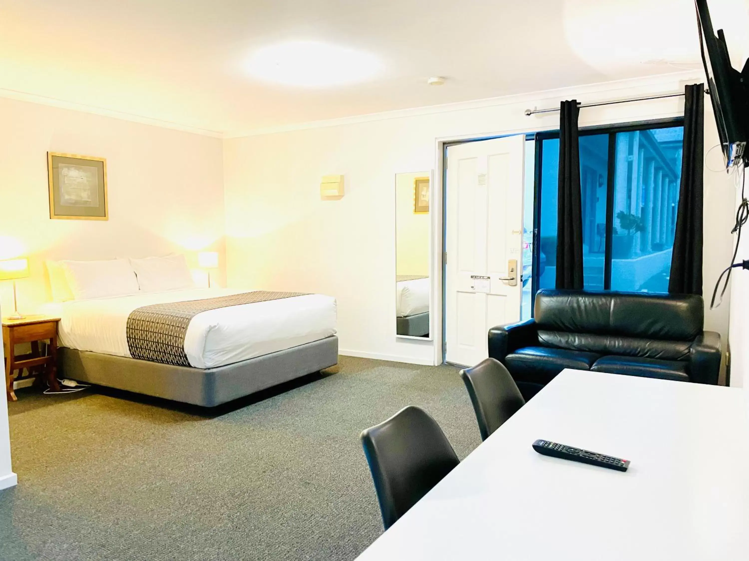 Deluxe Queen Studio with Kitchenette, Ground Floor – Nonsmoking in The Menzies Ballarat Deluxe Queen Studio with Kitchenette, Ground Floor – Nonsmoking in The Menzies Ballarat