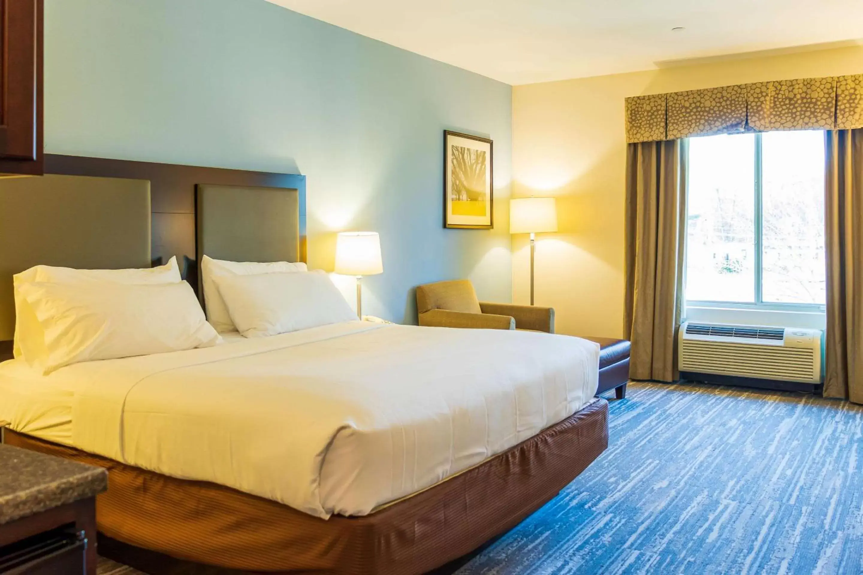 King Room with tub - Accessible/Non-Smoking in Comfort Inn & Suites Plainville-Foxboro King Room with tub - Accessible/Non-Smoking in Comfort Inn & Suites Plainville-Foxboro