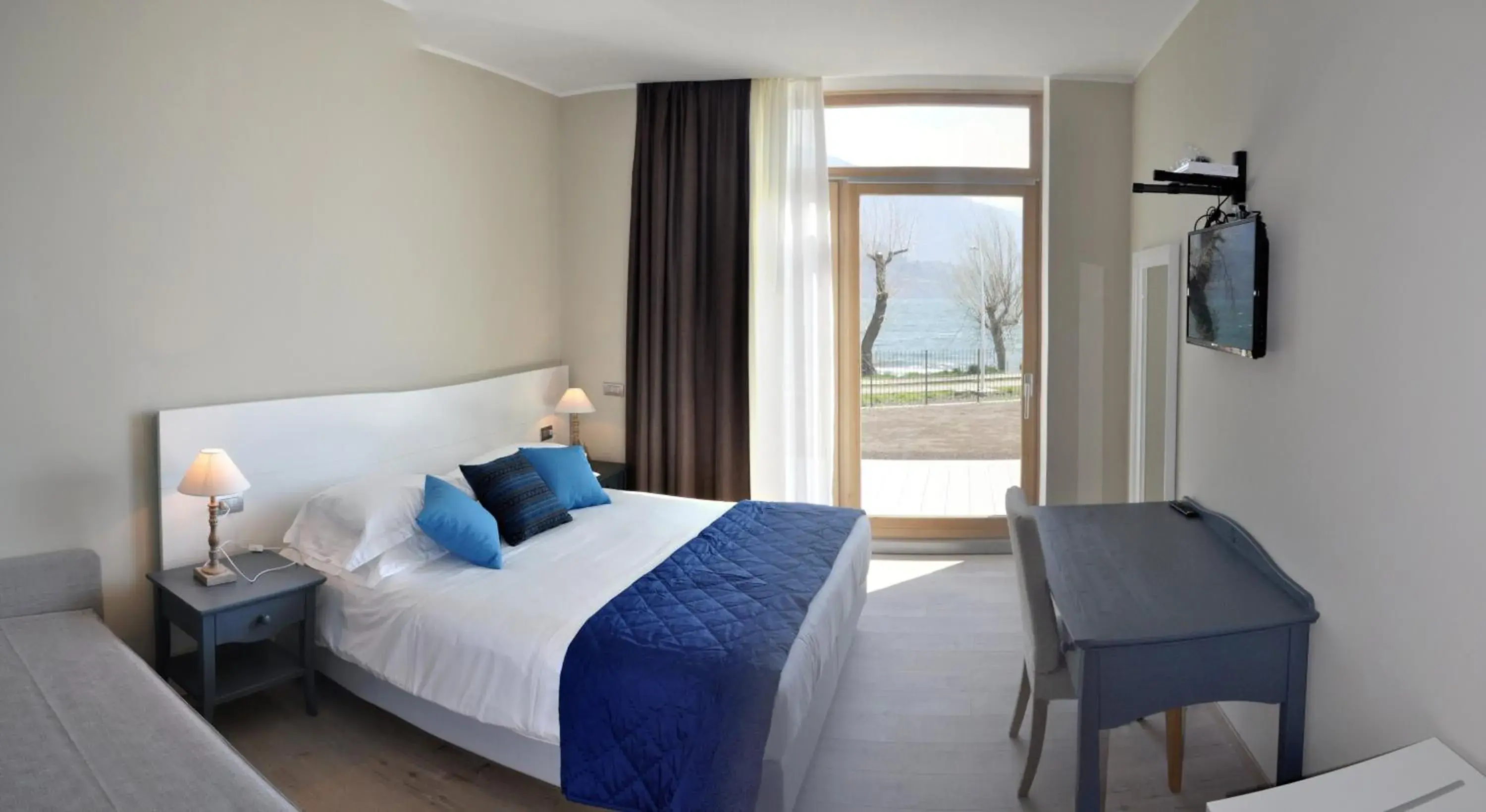 Superior Double or Twin Room with Frontal Lake View in Tullio Hotel Superior Double or Twin Room with Frontal Lake View in Tullio Hotel