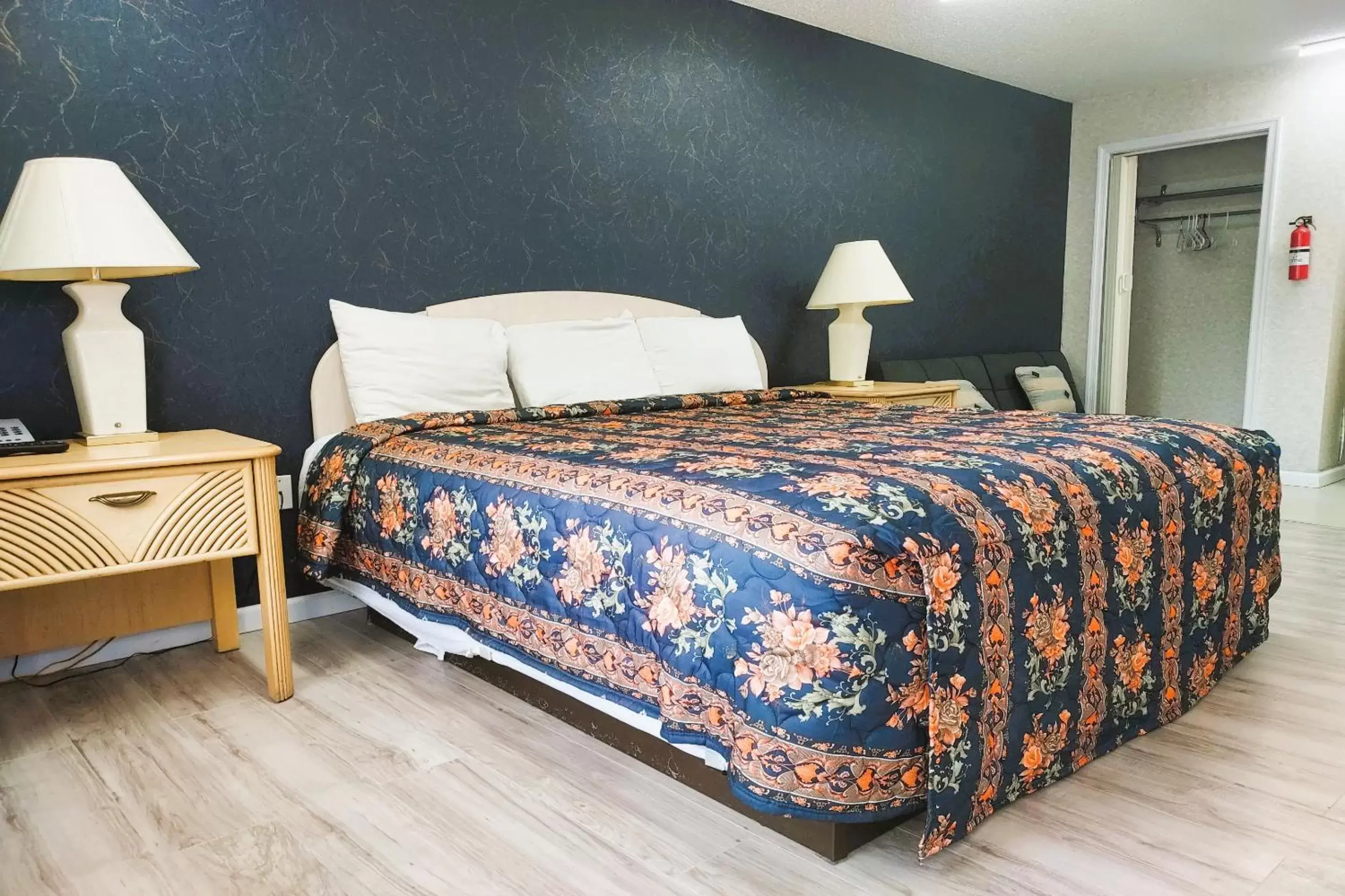 King Bed with Kitchenette in Studio Inn and Suites King Bed with Kitchenette in Studio Inn and Suites