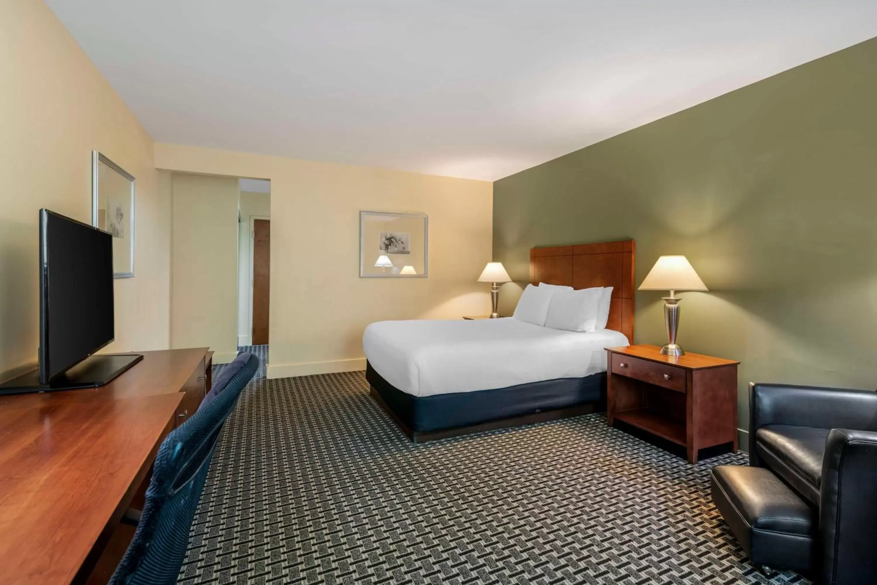 Queen Suite with Disability Access - Non Smoking in Best Western Plus Brunswick Bath Queen Suite with Disability Access - Non Smoking in Best Western Plus Brunswick Bath