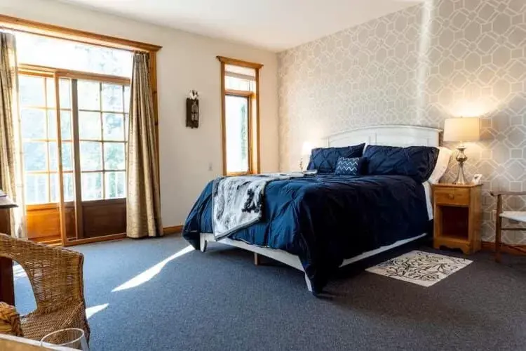 Queen Room in Rock Hill Bed & Breakfast Queen Room in Rock Hill Bed & Breakfast