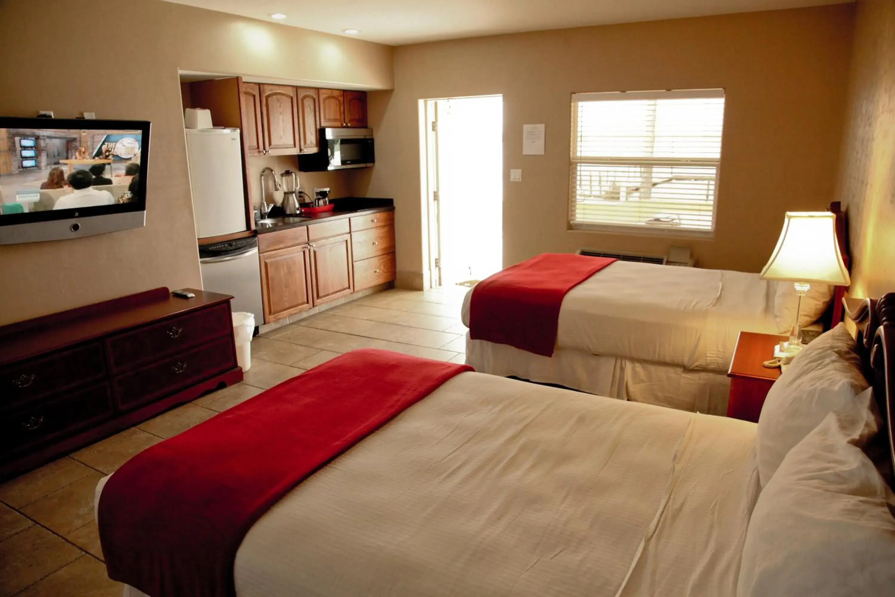 Double Suite with Lake View in Lake Grassy Inn & Suites Double Suite with Lake View in Lake Grassy Inn & Suites