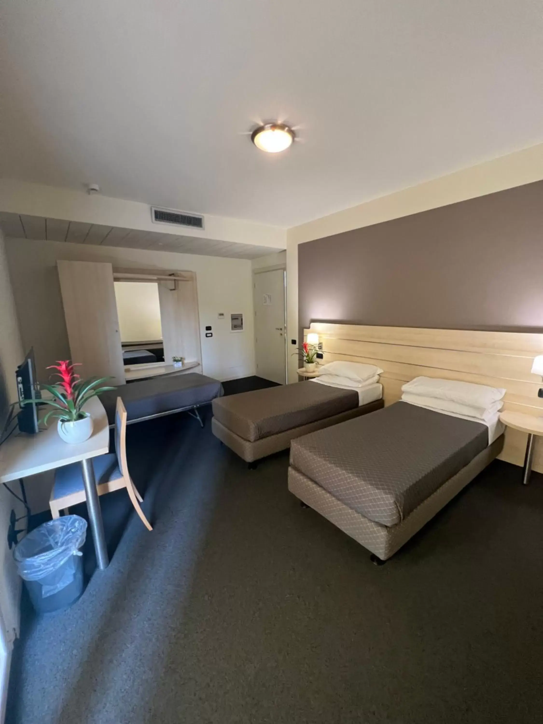 Classic Triple Room with Balcony in Hotel Giallo Classic Triple Room with Balcony in Hotel Giallo