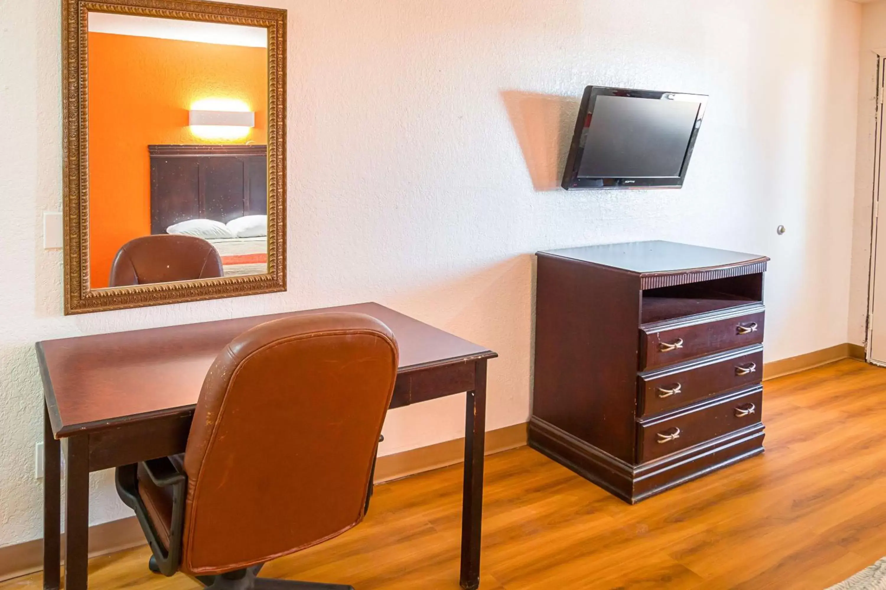 Deluxe King Room - single occupancy - Non-Smoking in Motel 6-Red Oak, TX - Dallas Deluxe King Room - single occupancy - Non-Smoking in Motel 6-Red Oak, TX - Dallas