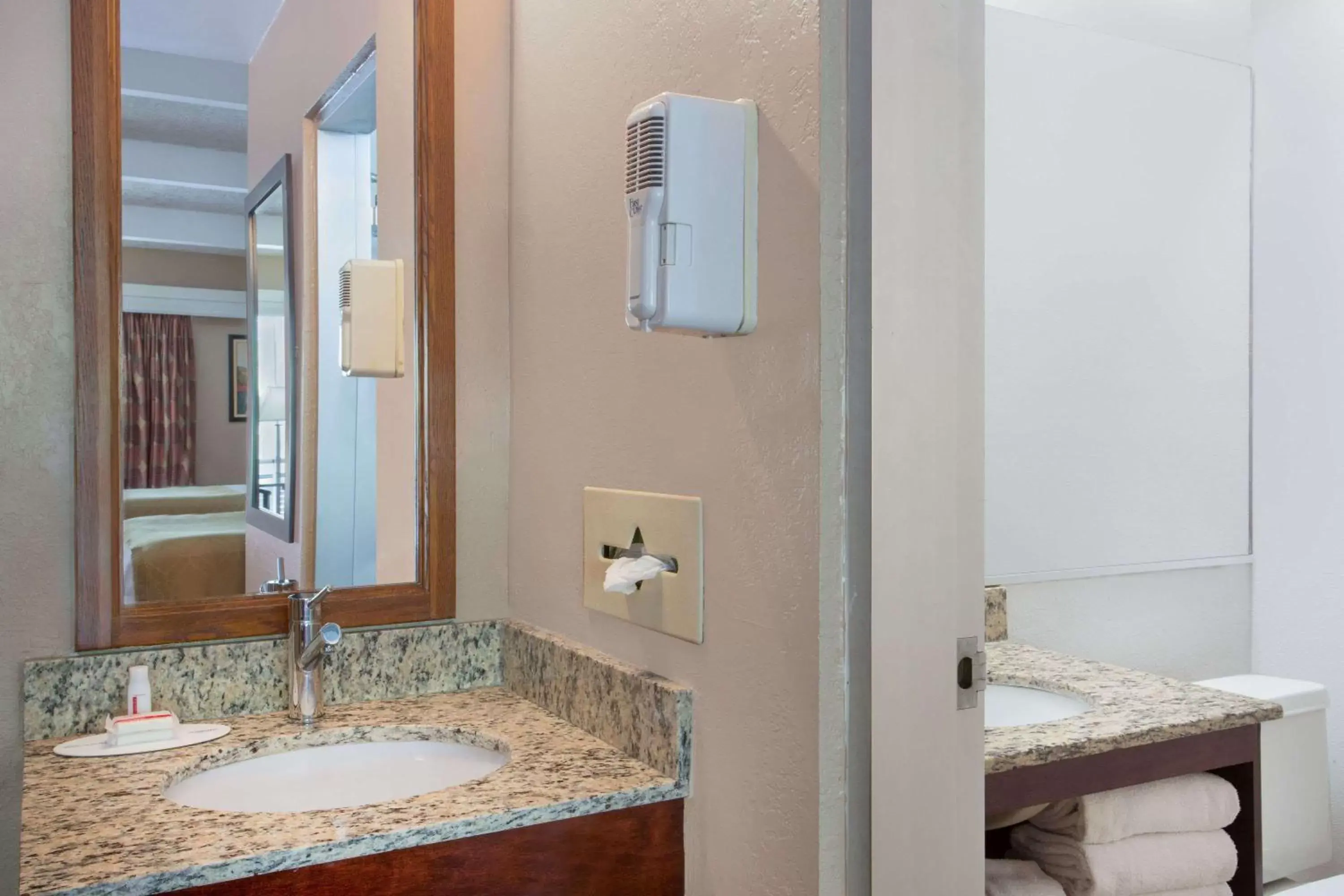 Deluxe Double Room with Two Double Beds - Non-Smoking in Travelodge by Wyndham Lakeland Deluxe Double Room with Two Double Beds - Non-Smoking in Travelodge by Wyndham Lakeland