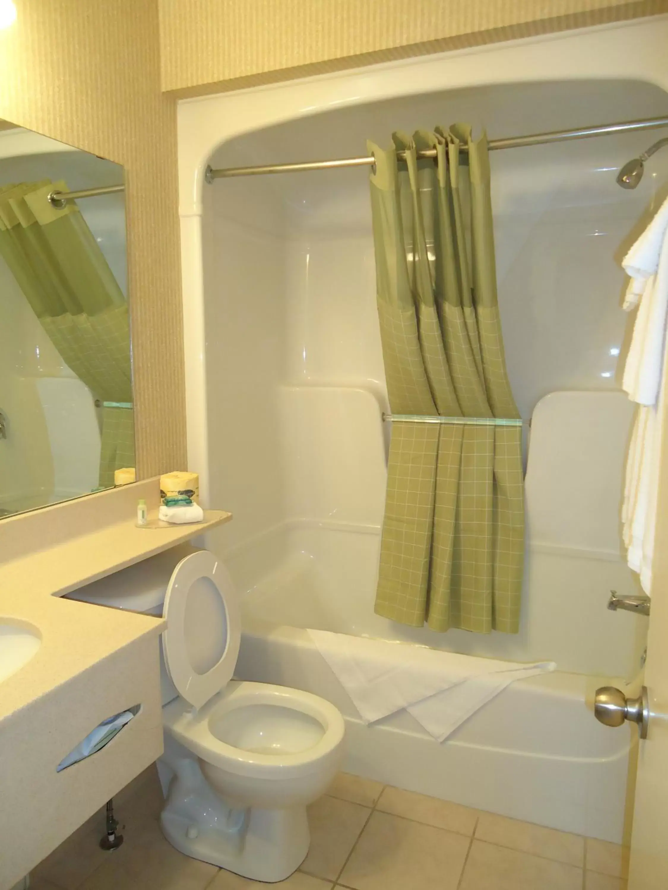 Studio Suite with One Queen and Two Twin Beds - Non-Smoking in Super 8 by Wyndham Kingston Studio Suite with One Queen and Two Twin Beds - Non-Smoking in Super 8 by Wyndham Kingston